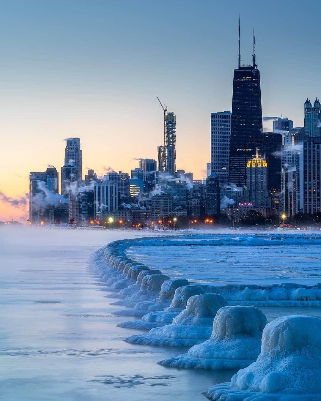 JALさんのインスタグラム写真 - (JALInstagram)「. Chicago sparkles in the cold crisp air❄ A frozen Lake Michigan is almost like art in its beauty. #TogetherThisFebruary  シカゴの澄んだ空気と煌めく街🌃 ミシガン湖に張った氷はまるでアートのよう✨ . . photo by @remo_daut Post your memories with #FlyJAL  #JapanAirlines #unitedstates #chicago #iceformations #natureincity」2月19日 17時30分 - japanairlines_jal