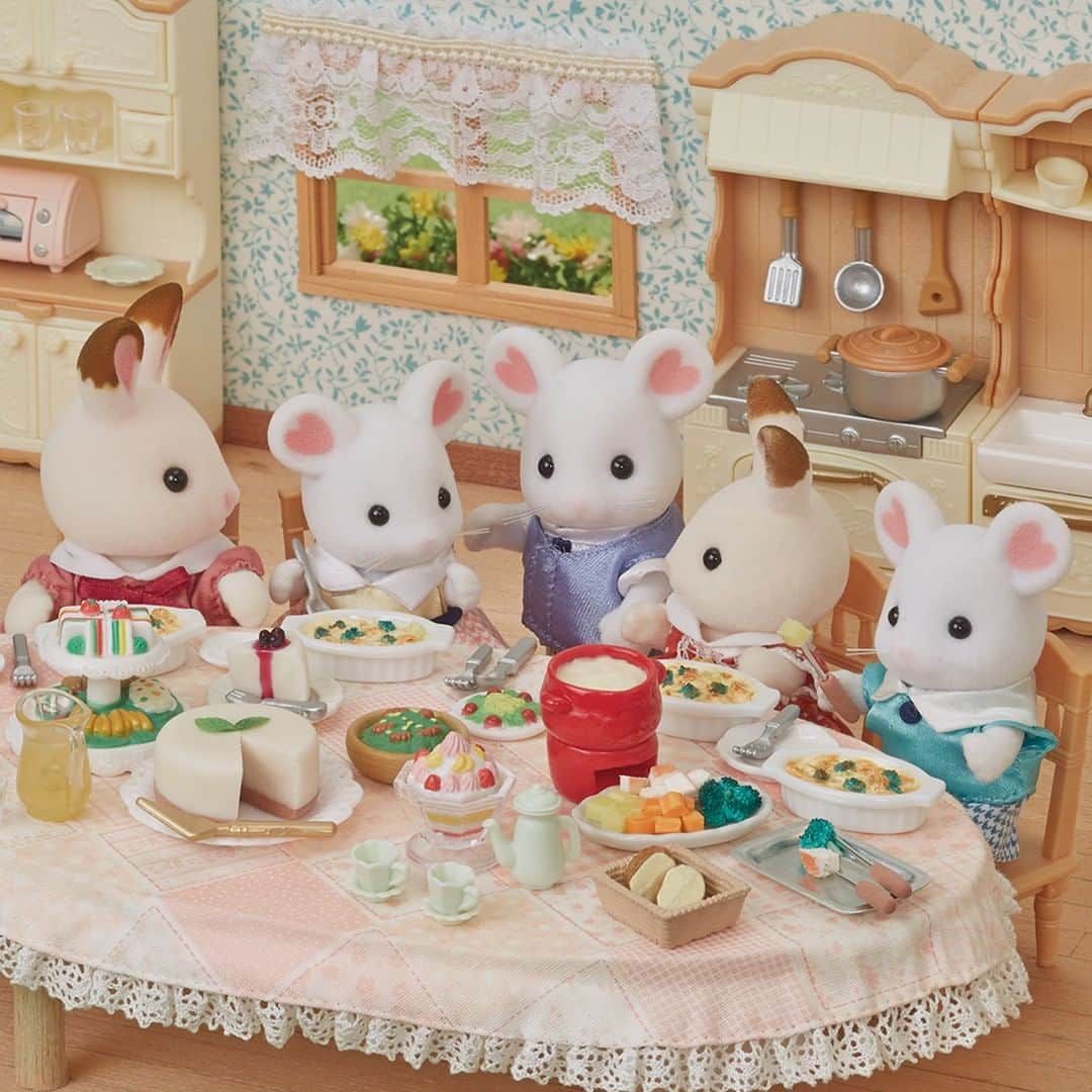 シルバニアファミリー【公式】 さんのインスタグラム写真 - (シルバニアファミリー【公式】 Instagram)「マシュマロネズミさんのホームパーティにお呼ばれしたショコラウサギちゃん。お父さんご自慢のチーズ料理をいただきます！ どれから食べようか迷ってしまいますね。 * 「わたしはチーズグラタンがおすすめよ！」 「ぼくはチーズフォンデュ、いただきまーす！」 マシュマロネズミちゃん達がおすすめを教えてくれました。 ショコラウサギちゃんは、何から食べるか決まったかな？ * #シルバニアファミリー #シルバニア #sylvanianfamilies #calicocritters #sylvanian #ドールハウス #dollhouse #ミニチュア #miniature #マシュマロネズミファミリー #ホームパーティー #チーズフォンデュ #グラタン #レアチーズケーキ #チーズ好き #チーズ料理 #いただきます  #ごちそうさまでした #homeparty #homedecor」2月19日 17時30分 - sylvanianfamilies_jp