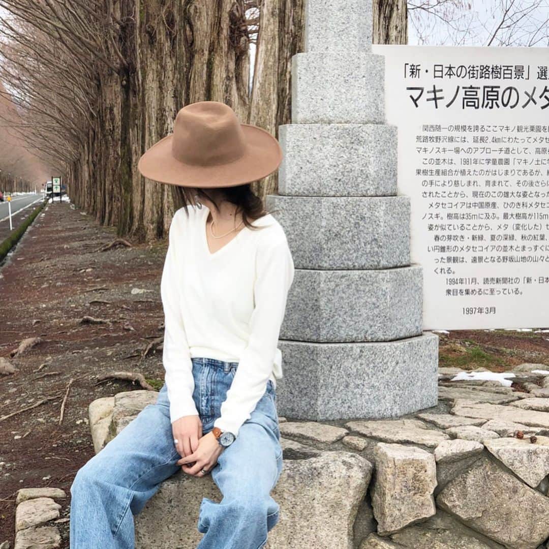 asuka0119のインスタグラム：「2020,2.19. . Twitterで大人気の @kobe_lettuce の#カシミアタッチニット 触り心地が本当にカシミアみたい\♡/" 洗濯機でガンガン洗えます 是非検索してみてください(ت) . ストーリーから商品飛べます . まだ雪の残る#メタセコイア並木  へ行ってきました♥️ . knit #神戸レタス denim #uniqlo #ユニクロ .  #ママコーデ #ファッション通販 #プチプラ通販 #プチプラコーデ #プチプラ#高身長コーデ #高身長#高身長女子 #アラフォー#アラフォーコーデ #カジュアル#大人カジュアル #ユニジョ  #PR」