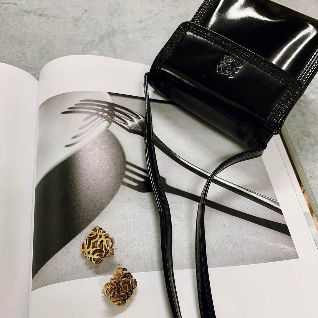 Ｈedyさんのインスタグラム写真 - (ＨedyInstagram)「【WEB掲載予定】 LOEWE anagram 2way leather shoulder bag. anagram earrings. . @hedy_daikanyama  @hedy_worldwide  #vintage #vintageshop #hedy  #エディ #hedy_japan #hedy_daikanyama #bag #fashion #accessory #loewe」2月19日 17時36分 - hedy_vintage