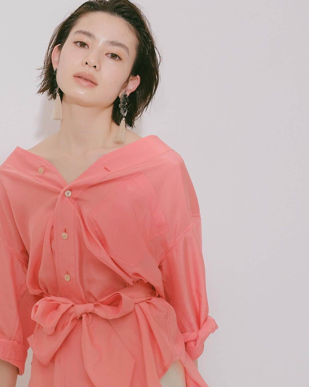 のインスタグラム：「ＳＩＸ ＬＩＶＥ TOKYO 2020 SS collection  model @kiikotomi  hairmake @six_asakawa  assist @six_mayashoji  styling @six.salon  photo @six_kuboyuji  #six_salon  #新型美容師」