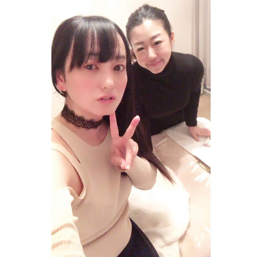 脊山麻理子のインスタグラム：「グラビア撮影があったので、恵比寿のエステ @eternaltotalbeautysalon に行ってきましたよ♡お腹周りにインディバをしてもらい、小顔コルギもしてもらいました♡ 下江友季子さんに施術してもらいました♡笑顔が可愛くて優しくて、でも施術はパワフルで、超絶気持ちよかったです♡お腹周りもデトックス、小顔になりました♡男性のお客さんもいらっしゃるそおですよ♡ #インディバ #小顔コルギ #エターナルトータルビューティーサロン #恵比寿」