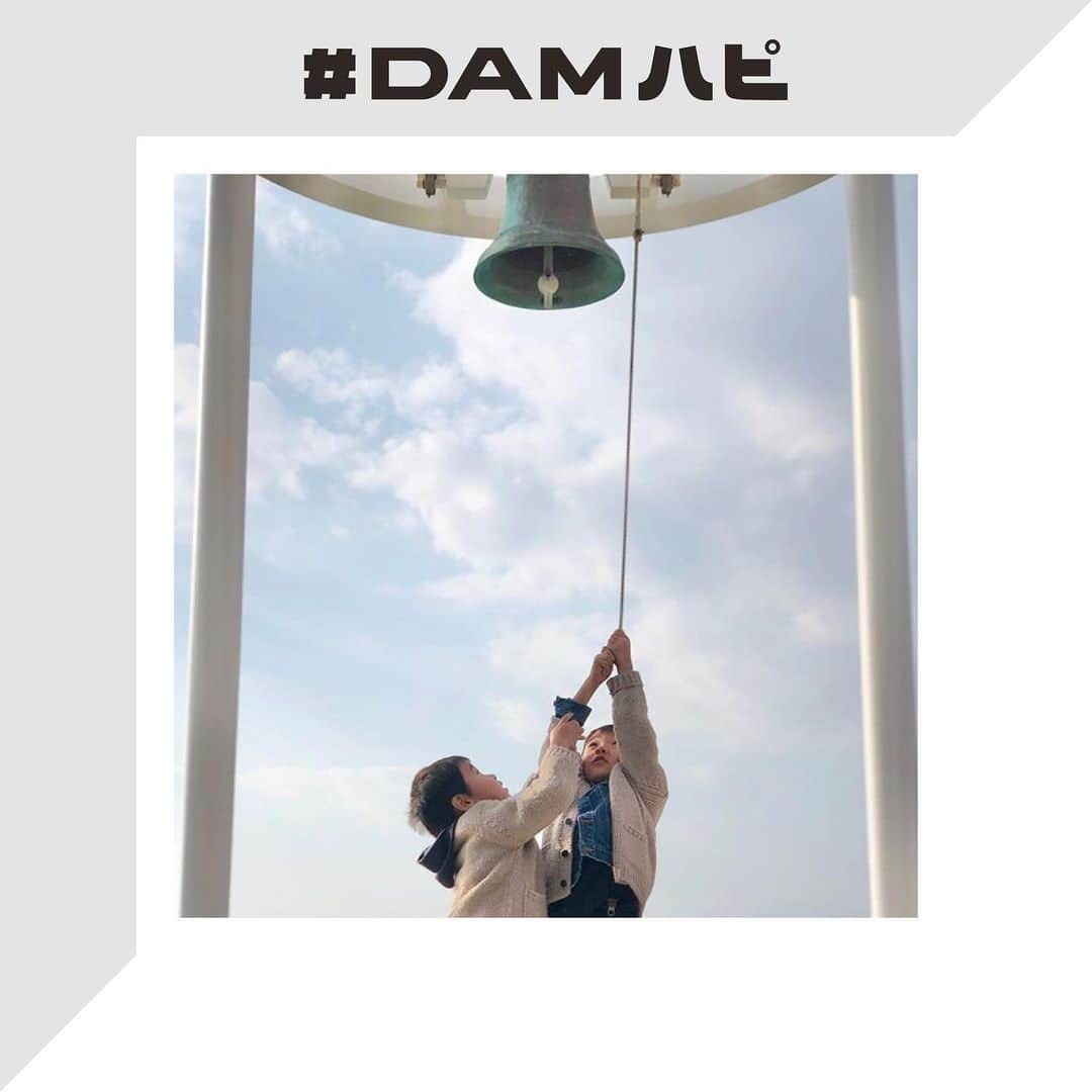 DAMチャンネルのインスタグラム：「・﻿ ▽今週のDAMハピ△﻿ ﻿ みなさんの『 #DAMハピ 』な瞬間をお届け！﻿ 今回ご紹介するのは「大切な瞬間」です✨ ﻿ ﻿ ___________________________﻿ ﻿ 1枚目：@niccha_n さん﻿ ﻿ 背伸びをして二人で一生懸命鐘を鳴らしている微笑ましいお写真🔔﻿ お母さんからの言葉も胸に響きますね✨﻿ ﻿ 【Caption pickup】﻿ ﻿ 幸せを願い2人で鐘を鳴らす姿を、﻿ このままずっと・・・と願いながら見守りました☺️﻿ ___________________________﻿ ﻿ 2枚目：@aki_2019_haru さん﻿ ﻿ 暮らした土地は大切な場所の1つになりますよね。﻿ 自分にとって大切なものがまた増えたと考えると素敵です☺️﻿ ﻿ 【Caption pickup】﻿ ﻿ この街に引っ越してきて﻿ もうすぐ3年目。﻿ ﻿ お友達と夜の散策へ出かけました。﻿ ﻿ 引っ越してきたばかりの頃は﻿ 頼れる人もいなくて不安定になって﻿ 泣いて旦那に八つ当たりした日もあったけど﻿ ﻿ 今なら言える。﻿ ﻿ ここに来て良かった。﻿ ﻿ たくさんの出会いと経験を﻿ ありがとう☺️ ここにいれるうちに﻿ たくさん楽しむと決めました。﻿ ﻿ ___________________________﻿ ﻿ ﻿ 次回はどんなお写真が紹介されるのでしょうか！﻿ お楽しみに！﻿ ﻿ ー﻿ ﻿ #DAM #DAMCHANNEL #ダムカラ #DAMハピ ﻿ #DAMプレ #今週のDAMハピ #damstagram #LIVEDAM_Ai #オッケーDAM #OK_DAM﻿ ﻿ #投稿キャンペーン #プレゼントキャンペーン #プレキャン #インスタグラムキャンペーン #プレゼント企画 #キャンペーン実施中 #カラオケ好き #引越し #素敵な暮らし #新生活 #暮らしを楽しむ #休日 #子供好き #子供と暮らす #子供のいる暮らし #子育て記録 #育児記録 #まますたぐらむ #育児」