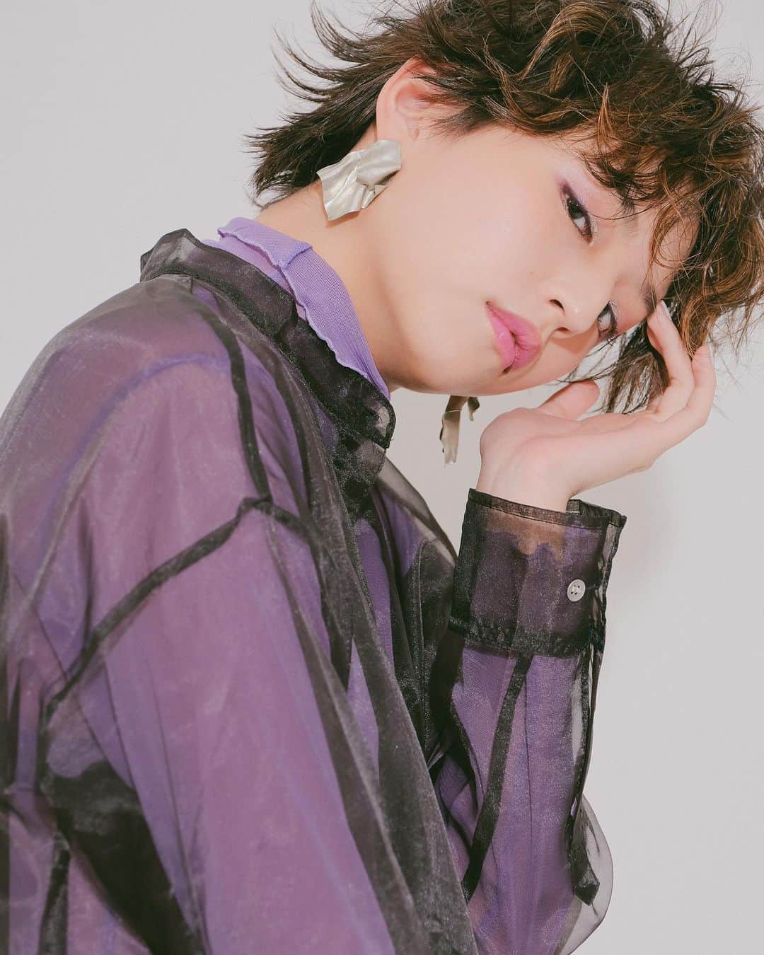 久保雄司のインスタグラム：「ＳＩＸ ＬＩＶＥ TOKYO 2020 SS collection  model @a_ka_ri_m  hairmake @six_miho  assist @six_hinako  styling @six.salon  photo @six_kuboyuji  #six_salon  #新型美容師」