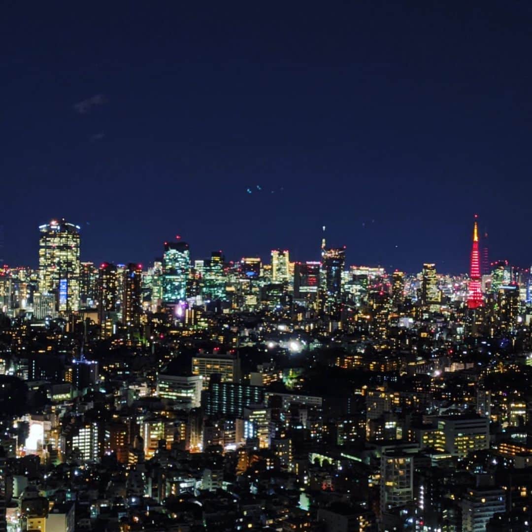 川崎麻世さんのインスタグラム写真 - (川崎麻世Instagram)「恵比寿ガーデンプレイスからの東京の夜景🌃 めっちゃ綺麗だった😊 高層ビルから見るといつも思うんだけど、無数の会社があり、無数の社長がいるんだなと。 社長も借金だらけの社長から大金持ちの社長まで様々。 しかし社長になるって大変な事。 会社を長く存続させる事も大変な事。 俺は社長ではないが、43年間もこの道一筋でやって来れたのも皆様のお陰と感謝します🙇」2月19日 17時47分 - mayokawasaki
