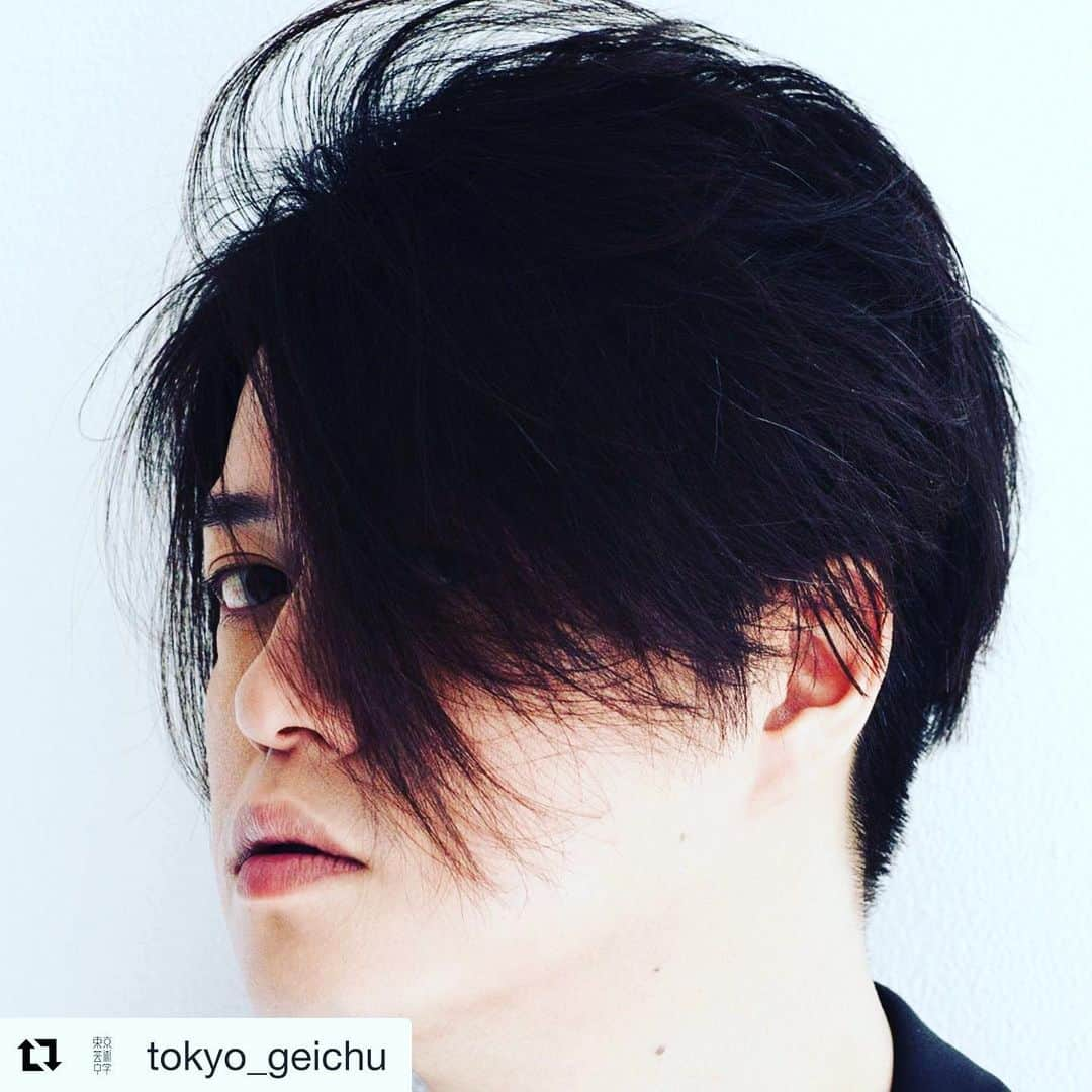 渋谷慶一郎さんのインスタグラム写真 - (渋谷慶一郎Instagram)「東京芸術中学で中学生に音楽教えることになりました。  I will teach music to junior high school students for one year at a special program called Tokyo Art Junior High School, a culture school with special lecturers.  #Repost @tokyo_geichu with @get_repost ・・・ 「東京芸術中学」ゲスト講師紹介💡 アタマをクリエイティヴにするアートスクール「東京芸術中学」の先生を紹介します！ . ‪渋谷慶一郎（音楽家）‬ ‪1973年生まれ。東京芸術大学音楽学部作曲科卒業。2002年に音楽レーベルATAKを設立。作品は先鋭的な電子音楽作品からピアノソロ、オペラ、オーケストラ、映画音楽、サウンドインスタレーションまで多岐にわたる。2012年、初音ミク主演による人間不在のボーカロイド・オペラ『THE END』を、2018年にはAIを搭載した人型アンドロイドがオーケストラを指揮しながら歌うアンドロイド・オペラ『Scary Beauty』を発表。2020年には新作のオペラを新国立劇場で発表。‬ . #渋谷慶一郎 #音楽 #東京芸術中学 #菅付雅信 #GAKU #学び舎 #渋谷パルコ」2月19日 17時47分 - keiichiroshibuy