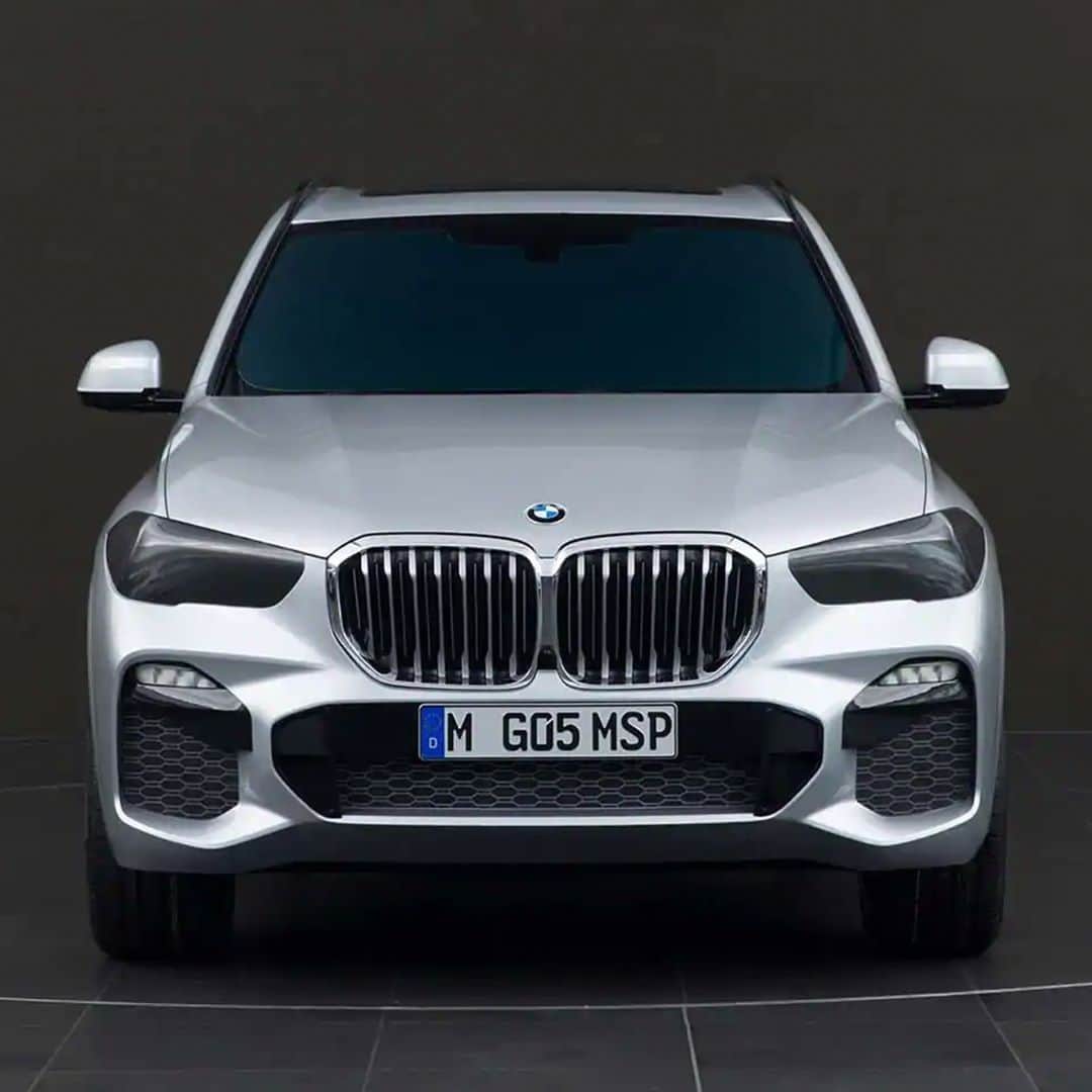 BMW Japanさんのインスタグラム写真 - (BMW JapanInstagram)「美しさへの追求は、粘土モデルにより1:1のスケールへ。 . 数々の名車を世に生み出してきたBMW。 その設計プロセスの裏側には、さまざまなプロフェッショナルの仕事が隠されています。 . CASデザイナーによる3Dモデリングを終えたら、次は1:1のスケールで粘土のプロトタイプを作成し、ボディラインを検証。 . こうして作られた粘土モデルを、塗装の効果を模倣した特別なシートで包みます。異なる光の条件でのモデルの線、表面、および比率を評価。これらも全て職人の手作業です。 . #designbehindthescenes #BMW #BMWJapan #駆けぬける歓び」2月19日 18時00分 - bmwjapan