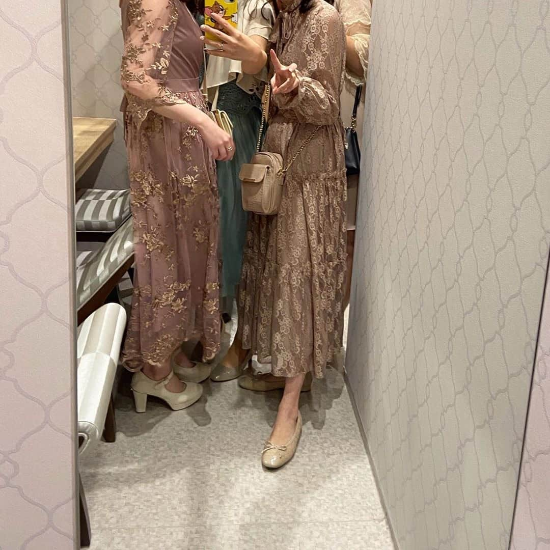 RiLiさんのインスタグラム写真 - (RiLiInstagram)「【同窓会ドレス】は誰よりもかわいく👗💯 ..... 成人式の後の【同窓会ドレス】を探している子も多いのでは？👗総レースや、チュールを重ねたスタイルのものが人気みたいだよ💕 露出を押さえることで、大人っぽい印象に💋だからこそ、丈は長め&袖ありのドレスがオススメ🥕🥕 ヘアスタイルにもリボンやパールを使ったり、バッグスタイルの映えも忘れずに❣会場でかわいい鏡があったら、友だちと一緒にパシャリするのを忘れずにね👑🌷 ❣ ❣ ❣ ❣ ❣ サイトやSNSで掲載させていただくお写真募集中😘📸 かわいいコーデやアイテム、注目スポットなどが撮れたら、ハッシュタグ→#rili_tokyo  を付けて投稿❗ ． Special Thanks💋 Photo by @f__ayuna @yu_no0 @oishi_o0 @_ponnu_ @ktmk___55 @n7a7n7a7 @chipi_2357 @mai_30142 @nagi_ooon4_813 @china__810 ． #春 #春コーデ #同窓会コーデ #同窓会ドレス#オケージョン #オケージョンドレス #追いコン #オケージョンワンピ #レースワンピ  #ブラウンコーデ #ベージュコーデ  #ワントーンコーデ #シンプルコーデ  #カジュアルコーデ #ガーリーコーデ #置き画 #置き画くら部 #今日のコーデ #コーデ #コーディネート #RiLi  #おしゃれさんと繋がりたい #お洒落さんと繋がりたい #ファッション #패션스타그램 #ootd #outfit #卒業式コーデ #謝恩会」2月19日 18時00分 - rili.tokyo