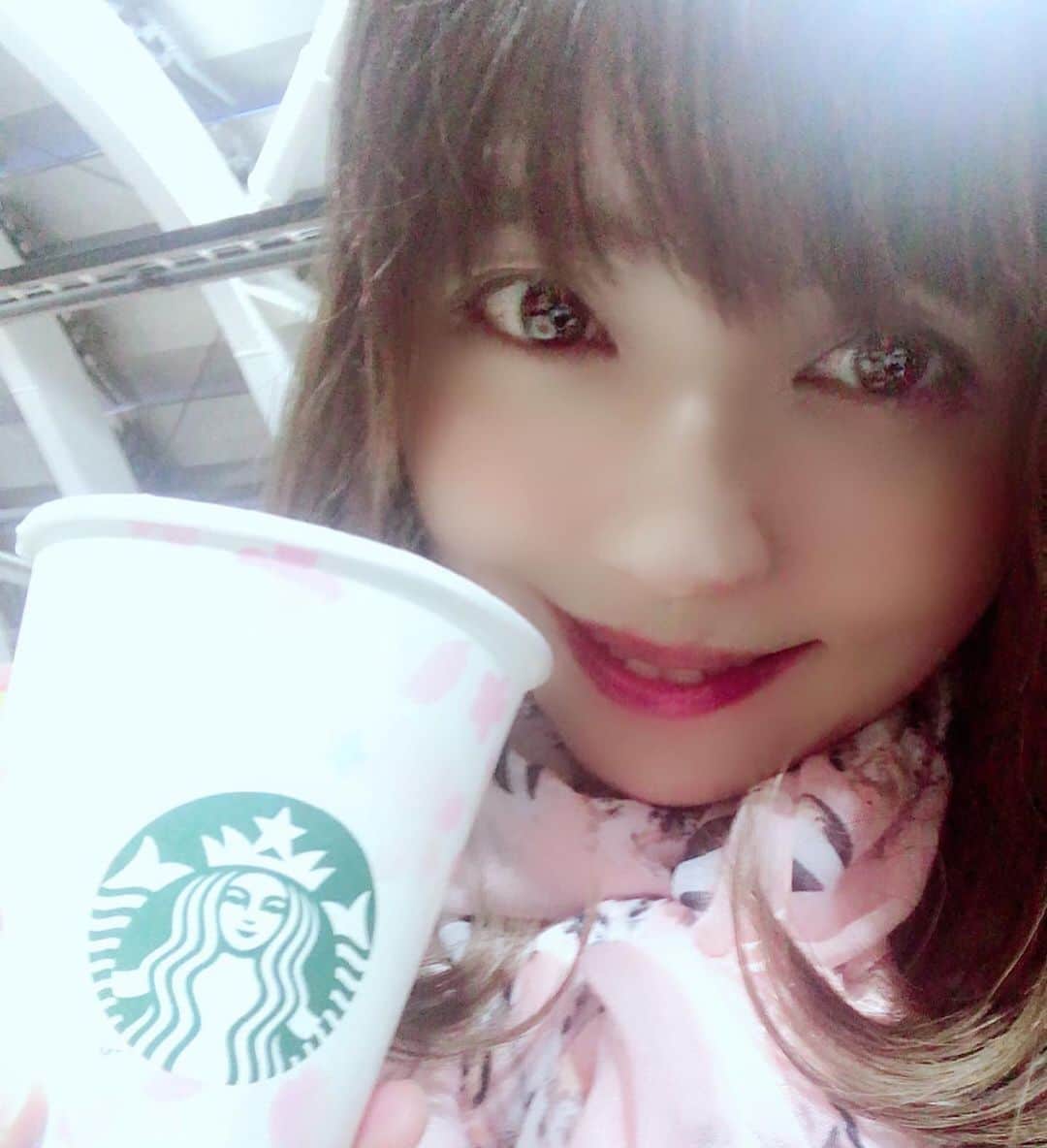 茜結さんのインスタグラム写真 - (茜結Instagram)「やっぱり🌸桜シリーズ外せないわ！美味しい💕そしてテンション上がる可愛さ💕💕💕 絶対フタ開けて飲むべき！  #女優  #賞味期限は食べ頃ですグラドル #ミニマム #グラビアアイドル #大人可愛い #maturemodel #urecco #Bitter #グランプリ  #グラビア #1ミリでもいいなと思ったらRT  #フォローしてね #女優 #グラビアアイドル #フォロワー増やしたい #癒し #スターバックス #スタバ  #桜 #さくら ミルク ラテ #スタバ桜シリーズ  #starbucks #sakura  #41歳 #リツイートお願いします #茜結  #フォロー歓迎」2月19日 17時55分 - yui10270206