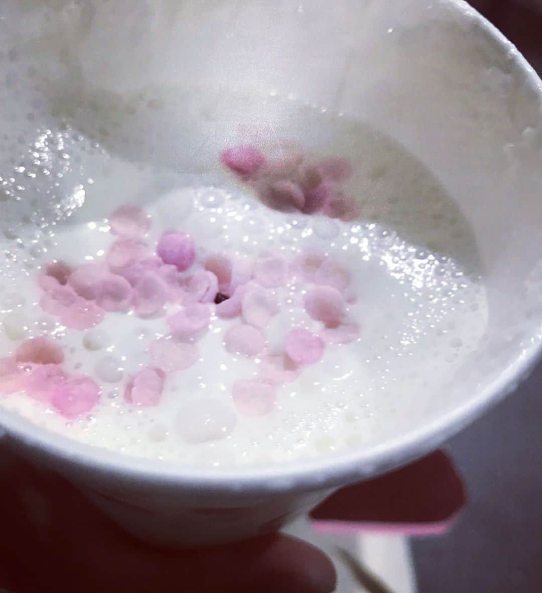 茜結さんのインスタグラム写真 - (茜結Instagram)「やっぱり🌸桜シリーズ外せないわ！美味しい💕そしてテンション上がる可愛さ💕💕💕 絶対フタ開けて飲むべき！  #女優  #賞味期限は食べ頃ですグラドル #ミニマム #グラビアアイドル #大人可愛い #maturemodel #urecco #Bitter #グランプリ  #グラビア #1ミリでもいいなと思ったらRT  #フォローしてね #女優 #グラビアアイドル #フォロワー増やしたい #癒し #スターバックス #スタバ  #桜 #さくら ミルク ラテ #スタバ桜シリーズ  #starbucks #sakura  #41歳 #リツイートお願いします #茜結  #フォロー歓迎」2月19日 17時55分 - yui10270206