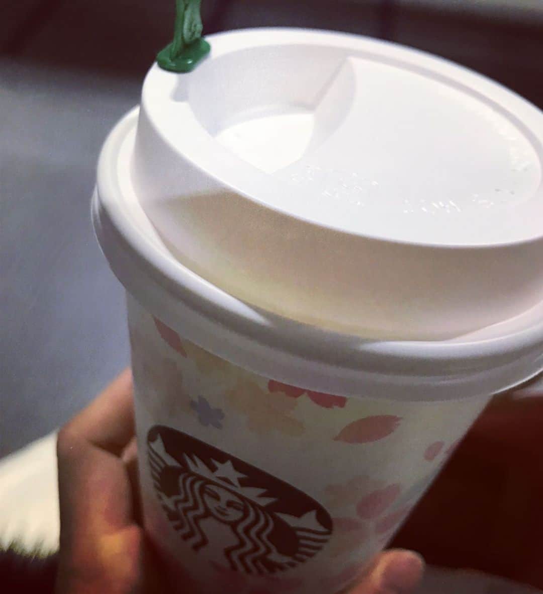 茜結さんのインスタグラム写真 - (茜結Instagram)「やっぱり🌸桜シリーズ外せないわ！美味しい💕そしてテンション上がる可愛さ💕💕💕 絶対フタ開けて飲むべき！  #女優  #賞味期限は食べ頃ですグラドル #ミニマム #グラビアアイドル #大人可愛い #maturemodel #urecco #Bitter #グランプリ  #グラビア #1ミリでもいいなと思ったらRT  #フォローしてね #女優 #グラビアアイドル #フォロワー増やしたい #癒し #スターバックス #スタバ  #桜 #さくら ミルク ラテ #スタバ桜シリーズ  #starbucks #sakura  #41歳 #リツイートお願いします #茜結  #フォロー歓迎」2月19日 17時55分 - yui10270206