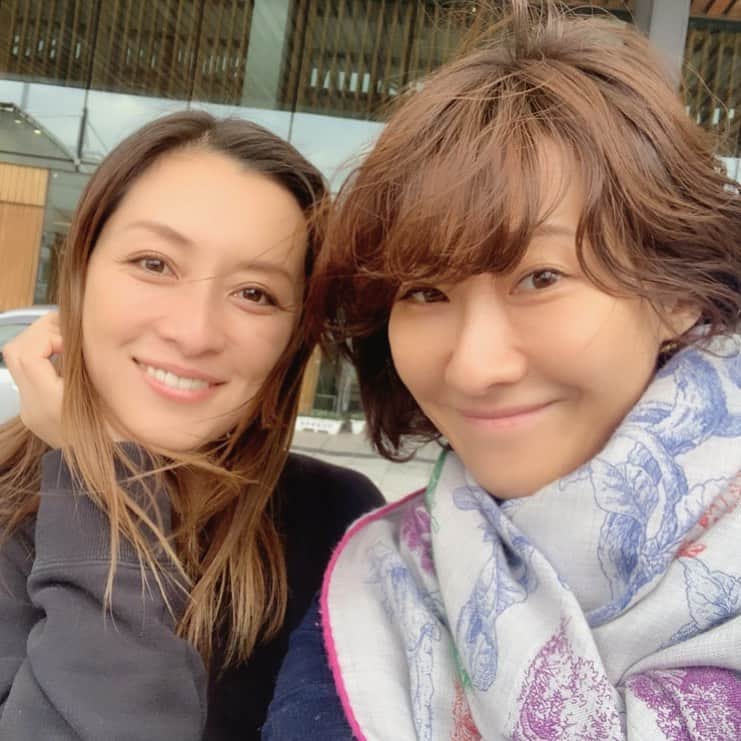 風間ゆみえのインスタグラム：「くまもとに移住したバンちゃんに会うのは2年？ぶりくらいになるのかな… かれこれ長い付き合いのバンちゃんは、久しぶりに会っても変わらず美人😆✨ 可愛い男の子たちにモテようと企んだ私は美味しいお土産を福岡駅でたっぷりと買い込んで大成功❤️笑 . 夜は、ビンゴで当たったの〜と無邪気に蟹の横から顔をのぞかせて今日は蟹鍋だよ‼︎ 日本酒を粋なお猪口で嗜みながら、お互いの近況報告。いつまでも話していたいところだけど 深夜2時に届きそうなところで美容と健康のためにベッドへ。  話は尽きるわけもなく、またすぐに会いたいね‼︎ 次はせりちゃんも @iwahoriseri も交えて大人の(笑)おしゃべりの続きをしよう✨  そういえば、ふたりして猫さん(ポンさん)の写真撮っただけだったね！と、くまもと空港で撮った久しぶりの1枚📷✨ …と、この写真。  @van._doasinfinity のInstagramに寄せられたらコメントのなかで、私、ラジオ体操🤸‍♀️の人になってた😂」