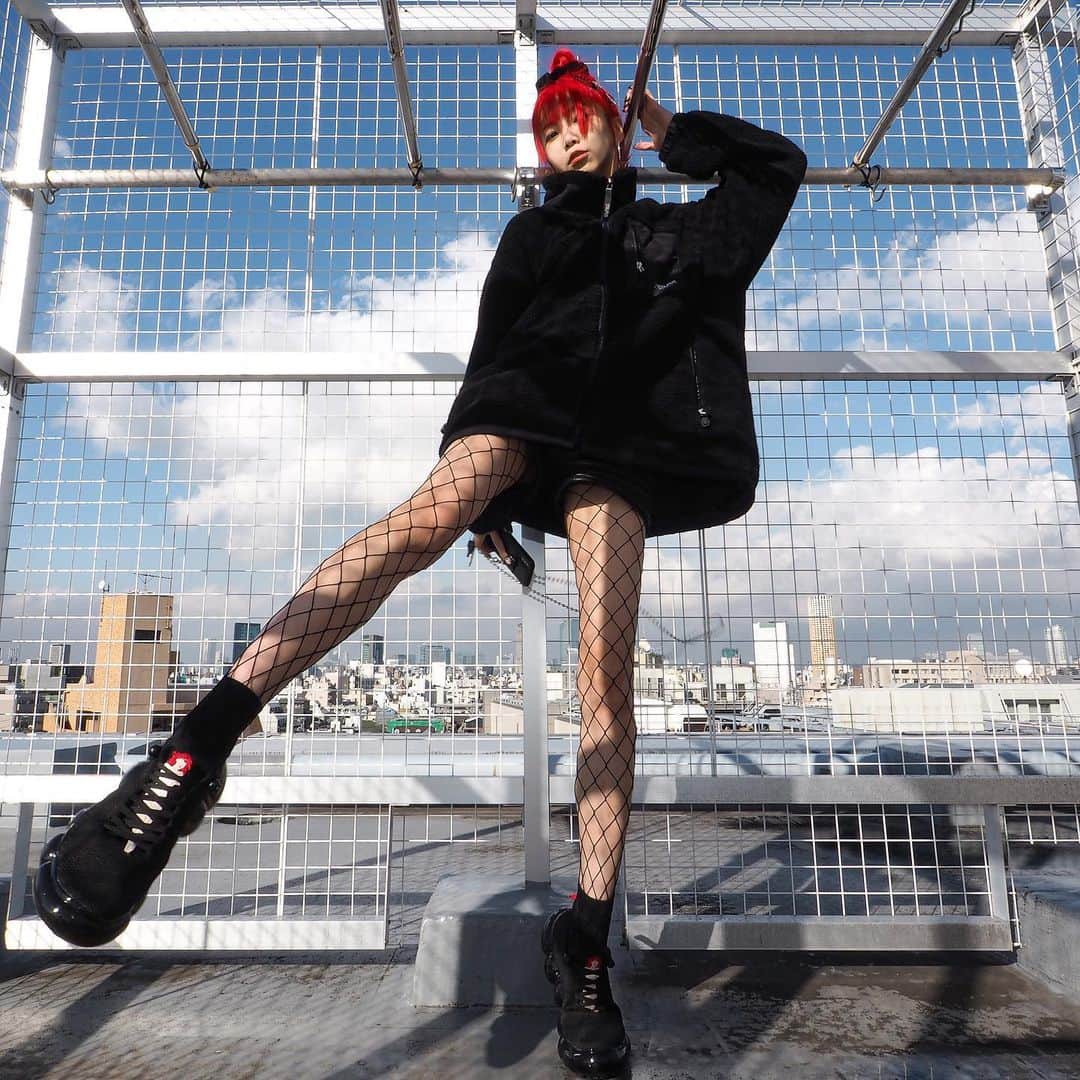 si ouxさんのインスタグラム写真 - (si ouxInstagram)「ボンテージスニーカー at #きょうの太陽浴﻿ 明日から予約受付スタートです👟﻿ ﻿ tops #silas﻿ shoes #upaborn x #groundsfootwear  iphone case #upaborn ﻿ ﻿ ﻿ ﻿ ■grounds POP-UP STORE ﻿ 期間：2020年2月20日(木)〜2月26日(水) ﻿ 会場：表参道ロケット @rocket___ ﻿ 住所：東京都渋谷区神宮前4-12-10 表参道ヒルズ同潤館3階﻿ ﻿ 🧚‍♀️私si ouxの在廊予定﻿ 22日(土)17:00-20:00﻿ 23日(日)15:00-20:00﻿ 24日(月祝)15:00-20:00﻿ ﻿ ﻿ ⚪︎予約受付期間﻿ 2020年2月20日〜3月10日﻿ ﻿ ⚪︎販売価格﻿ ¥30,000-（税別・送料別）﻿ ﻿ ⚪︎発送時期﻿ 8月下旬予定﻿ ﻿ ⚪︎サイズ﻿ 22/23/24/25/26/27/27.5/28/29/30cm」2月19日 18時02分 - si_oux