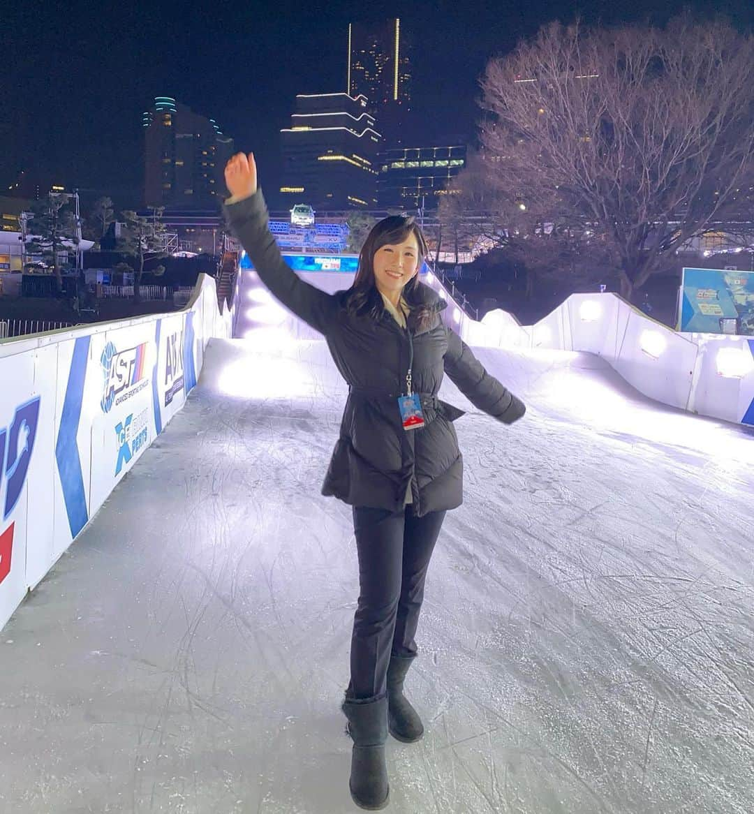 谷中麻里衣さんのインスタグラム写真 - (谷中麻里衣Instagram)「Ice cross ❤️ . アイスクロスの取材✨ NHK BS1で、3/1(日)10時〜NHKスペシャル 放送予定です😉 . 簡単に言えば、氷上のかけっこ⛸ でも、スタート台は、下が見えないくらい急で😳 そこから選手は、スケート靴で飛び降り (雪山のスキーよりも安定しない！) その後、前の選手が削った溝に足をとられながらトップスピードで滑って飛ぶの💨 . 初めて知ったけれど、一瞬でハマって短期間での事前勉強も楽しくできました💕 実際に取材してみたら、選手の方々のファンに✨ . 見所たっぷりで放送するので、ぜひ見てね😊 . #icecross #redbullicecross  #アイスクロス . 【追記】再放送 3/15（日）9：00～9：50、10：00～10：49 3/19（木）0：30～1：20、1：20～2：09　※水曜深夜 #麻里衣取材記録」2月19日 18時02分 - marieyanaka