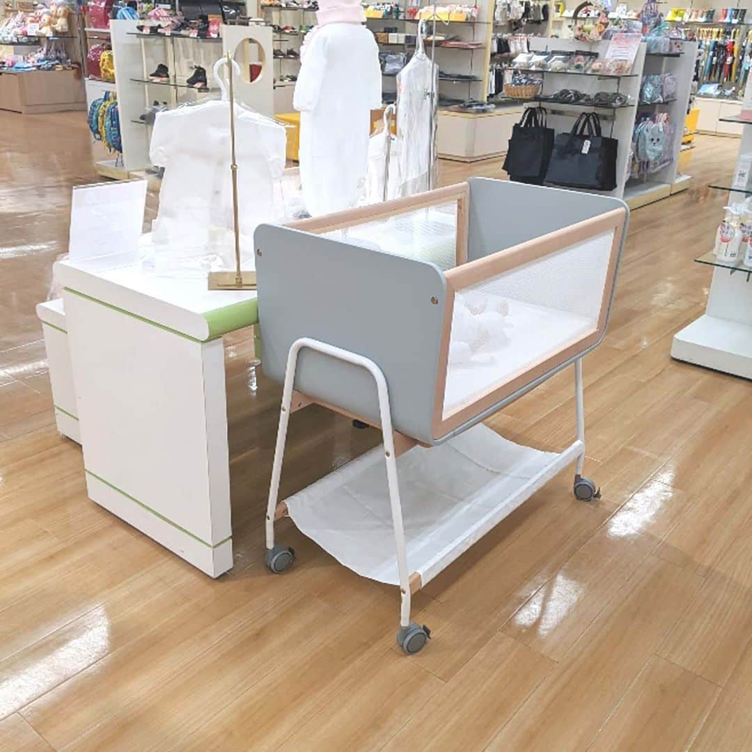 yamatoya(ベビー・キッズ家具の大和屋) さんのインスタグラム写真 - (yamatoya(ベビー・キッズ家具の大和屋) Instagram)「【リリワゴンII 東京で展示がスタート！】 .　 先月リニューアルして新発売した 赤ちゃんをいつも目の届く位置に寝かせたまま移動できるベビーワゴン「Lili wagon（リリワゴン）II」。 .　 東京で実際に商品を見られる場所ができました♪ 今回、展示がスタートしたのは東急百貨店 渋谷・本店。 ６階新生児用品売り場です。 .　 リリワゴンは気になっているけれど 実物を見て大きさを確認したい、お世話や移動をしたときの使用感を確かめたい、という方はぜひ足をお運びください♪ .　 展示モデルはグレー色。 写真だけではイメージしているものと違わないか不安という方にも実際にご覧いただけたらと思います！ .　 なお、展示状況は日によって変わる可能性がありますので、お出かけ前にお店にご確認いただくと確実です。 .　 ぜひ、ご来店ください♪ . .　 #リリワゴンII #リリワゴン #liliwagon #ベビーワゴン #ベビーベッド #ハイローラック #バウンサー #出産準備品 #ベビーベッド問題 #妊娠後期 #妊娠7か月 #妊娠8か月 #妊娠9か月 #東急百貨店本店 #東急百貨店渋谷本店　#東急百貨店 #モノトーン家具 #赤ちゃんのいる生活 #yamatoya #大和屋」2月19日 18時03分 - yamatoya_official