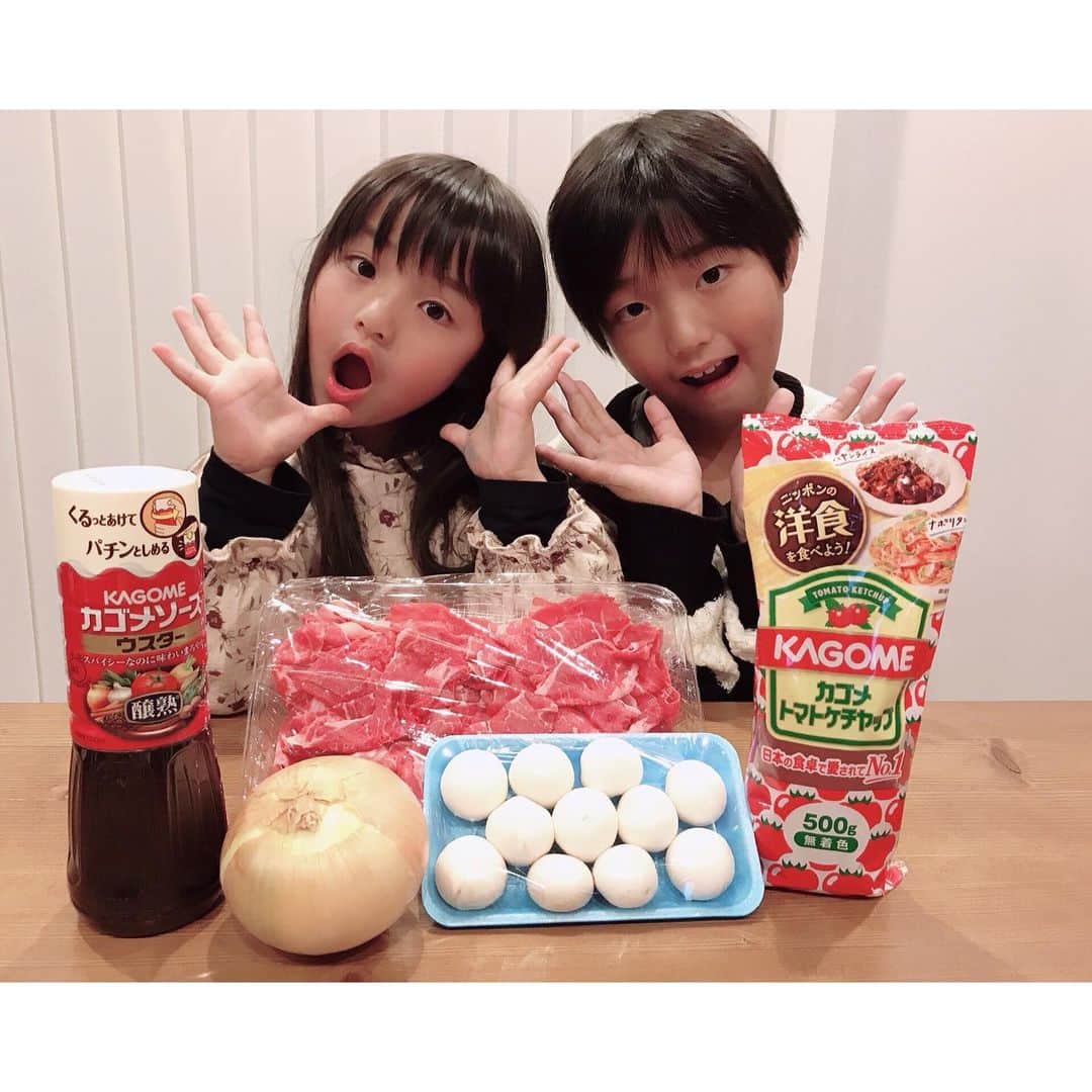 ♡KAO♡さんのインスタグラム写真 - (♡KAO♡Instagram)「： 【カゴメ様＆日本洋食協会様の「ニッポンの洋食を食べよう！」プロジェクトに参加中】 ： ： さぁ問題でーすᐠ ♥︎ ᐟ この材料で何が出来るでしょうか？！ 分かるかなぁ？？ : : なんと～っ！！ 「専用のルウを買わなくても、ケチャップとウスターソースがあれば簡単にハヤシライスができる」 という、洋食店シェフの裏ワザを教えてもらったので ------------------------------------- 「カゴメトマトケチャップ」　 カゴメ「醸熟ソース ウスター」 ------------------------------------- いつでも冷蔵庫にあるこの2つの調味料使って 「ハヤシライス」を作ってみたよ¨̮♡ : : 子どもたちも大絶賛٩(๑′∀ ‵๑)۶•*¨*•.¸¸♪ 専用ルウを使わず、こんなに簡単に美味しく ハヤシライスになる事にビックリ.｡.:*♡ 牛肉、玉ねぎ、キノコ類さえあれば、 ルウが無くてもパパっと子どもが大好きな ハヤシライスが作れちゃう！最高✨✨ 休みの日のお昼にも楽チンでいいね！ 日中忙しくて夕飯の下ごしらえ出来てない日の 子どものお腹すいた！にすぐ対応出来るのも👍✨ : : 賞味期限がせまった調味料消費にもなるね👏 是非ルウを使わないハヤシライス！ 作ってみてね♡♡ ▽詳しいレシピはカゴメHP参照▽ https://www.kagome.co.jp/products/recipe/M14155/ : : #ニッポンの洋食を食べよう　#PR　#カゴメ #カゴメトマトケチャップ #カゴメ醸熟ソース #洋食　 #ハヤシライス　#ルウ不要　#デミグラスソース缶不要 #親バカ #ig_oyabakabu #親バカ部 #兄妹ママ #兄妹 #息子 #9歳 #男の子 #娘 #6歳 #女の子 #インスタキッズ #ig_kids #ママカメラ」2月19日 18時05分 - o0.don_tama.0o