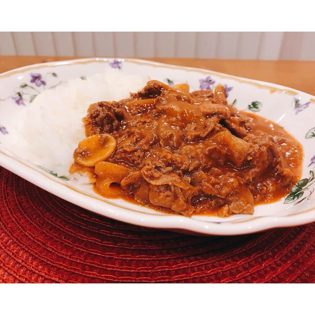 ♡KAO♡さんのインスタグラム写真 - (♡KAO♡Instagram)「： 【カゴメ様＆日本洋食協会様の「ニッポンの洋食を食べよう！」プロジェクトに参加中】 ： ： さぁ問題でーすᐠ ♥︎ ᐟ この材料で何が出来るでしょうか？！ 分かるかなぁ？？ : : なんと～っ！！ 「専用のルウを買わなくても、ケチャップとウスターソースがあれば簡単にハヤシライスができる」 という、洋食店シェフの裏ワザを教えてもらったので ------------------------------------- 「カゴメトマトケチャップ」　 カゴメ「醸熟ソース ウスター」 ------------------------------------- いつでも冷蔵庫にあるこの2つの調味料使って 「ハヤシライス」を作ってみたよ¨̮♡ : : 子どもたちも大絶賛٩(๑′∀ ‵๑)۶•*¨*•.¸¸♪ 専用ルウを使わず、こんなに簡単に美味しく ハヤシライスになる事にビックリ.｡.:*♡ 牛肉、玉ねぎ、キノコ類さえあれば、 ルウが無くてもパパっと子どもが大好きな ハヤシライスが作れちゃう！最高✨✨ 休みの日のお昼にも楽チンでいいね！ 日中忙しくて夕飯の下ごしらえ出来てない日の 子どものお腹すいた！にすぐ対応出来るのも👍✨ : : 賞味期限がせまった調味料消費にもなるね👏 是非ルウを使わないハヤシライス！ 作ってみてね♡♡ ▽詳しいレシピはカゴメHP参照▽ https://www.kagome.co.jp/products/recipe/M14155/ : : #ニッポンの洋食を食べよう　#PR　#カゴメ #カゴメトマトケチャップ #カゴメ醸熟ソース #洋食　 #ハヤシライス　#ルウ不要　#デミグラスソース缶不要 #親バカ #ig_oyabakabu #親バカ部 #兄妹ママ #兄妹 #息子 #9歳 #男の子 #娘 #6歳 #女の子 #インスタキッズ #ig_kids #ママカメラ」2月19日 18時05分 - o0.don_tama.0o