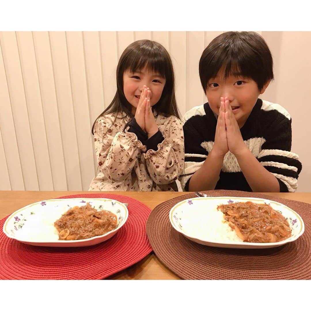 ♡KAO♡さんのインスタグラム写真 - (♡KAO♡Instagram)「： 【カゴメ様＆日本洋食協会様の「ニッポンの洋食を食べよう！」プロジェクトに参加中】 ： ： さぁ問題でーすᐠ ♥︎ ᐟ この材料で何が出来るでしょうか？！ 分かるかなぁ？？ : : なんと～っ！！ 「専用のルウを買わなくても、ケチャップとウスターソースがあれば簡単にハヤシライスができる」 という、洋食店シェフの裏ワザを教えてもらったので ------------------------------------- 「カゴメトマトケチャップ」　 カゴメ「醸熟ソース ウスター」 ------------------------------------- いつでも冷蔵庫にあるこの2つの調味料使って 「ハヤシライス」を作ってみたよ¨̮♡ : : 子どもたちも大絶賛٩(๑′∀ ‵๑)۶•*¨*•.¸¸♪ 専用ルウを使わず、こんなに簡単に美味しく ハヤシライスになる事にビックリ.｡.:*♡ 牛肉、玉ねぎ、キノコ類さえあれば、 ルウが無くてもパパっと子どもが大好きな ハヤシライスが作れちゃう！最高✨✨ 休みの日のお昼にも楽チンでいいね！ 日中忙しくて夕飯の下ごしらえ出来てない日の 子どものお腹すいた！にすぐ対応出来るのも👍✨ : : 賞味期限がせまった調味料消費にもなるね👏 是非ルウを使わないハヤシライス！ 作ってみてね♡♡ ▽詳しいレシピはカゴメHP参照▽ https://www.kagome.co.jp/products/recipe/M14155/ : : #ニッポンの洋食を食べよう　#PR　#カゴメ #カゴメトマトケチャップ #カゴメ醸熟ソース #洋食　 #ハヤシライス　#ルウ不要　#デミグラスソース缶不要 #親バカ #ig_oyabakabu #親バカ部 #兄妹ママ #兄妹 #息子 #9歳 #男の子 #娘 #6歳 #女の子 #インスタキッズ #ig_kids #ママカメラ」2月19日 18時05分 - o0.don_tama.0o