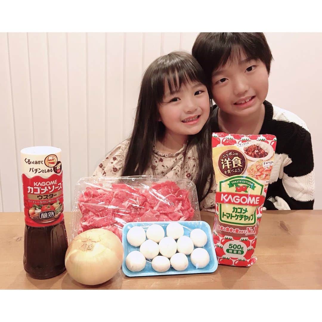 ♡KAO♡さんのインスタグラム写真 - (♡KAO♡Instagram)「： 【カゴメ様＆日本洋食協会様の「ニッポンの洋食を食べよう！」プロジェクトに参加中】 ： ： さぁ問題でーすᐠ ♥︎ ᐟ この材料で何が出来るでしょうか？！ 分かるかなぁ？？ : : なんと～っ！！ 「専用のルウを買わなくても、ケチャップとウスターソースがあれば簡単にハヤシライスができる」 という、洋食店シェフの裏ワザを教えてもらったので ------------------------------------- 「カゴメトマトケチャップ」　 カゴメ「醸熟ソース ウスター」 ------------------------------------- いつでも冷蔵庫にあるこの2つの調味料使って 「ハヤシライス」を作ってみたよ¨̮♡ : : 子どもたちも大絶賛٩(๑′∀ ‵๑)۶•*¨*•.¸¸♪ 専用ルウを使わず、こんなに簡単に美味しく ハヤシライスになる事にビックリ.｡.:*♡ 牛肉、玉ねぎ、キノコ類さえあれば、 ルウが無くてもパパっと子どもが大好きな ハヤシライスが作れちゃう！最高✨✨ 休みの日のお昼にも楽チンでいいね！ 日中忙しくて夕飯の下ごしらえ出来てない日の 子どものお腹すいた！にすぐ対応出来るのも👍✨ : : 賞味期限がせまった調味料消費にもなるね👏 是非ルウを使わないハヤシライス！ 作ってみてね♡♡ ▽詳しいレシピはカゴメHP参照▽ https://www.kagome.co.jp/products/recipe/M14155/ : : #ニッポンの洋食を食べよう　#PR　#カゴメ #カゴメトマトケチャップ #カゴメ醸熟ソース #洋食　 #ハヤシライス　#ルウ不要　#デミグラスソース缶不要 #親バカ #ig_oyabakabu #親バカ部 #兄妹ママ #兄妹 #息子 #9歳 #男の子 #娘 #6歳 #女の子 #インスタキッズ #ig_kids #ママカメラ」2月19日 18時05分 - o0.don_tama.0o