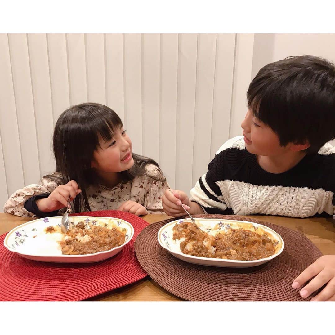 ♡KAO♡さんのインスタグラム写真 - (♡KAO♡Instagram)「： 【カゴメ様＆日本洋食協会様の「ニッポンの洋食を食べよう！」プロジェクトに参加中】 ： ： さぁ問題でーすᐠ ♥︎ ᐟ この材料で何が出来るでしょうか？！ 分かるかなぁ？？ : : なんと～っ！！ 「専用のルウを買わなくても、ケチャップとウスターソースがあれば簡単にハヤシライスができる」 という、洋食店シェフの裏ワザを教えてもらったので ------------------------------------- 「カゴメトマトケチャップ」　 カゴメ「醸熟ソース ウスター」 ------------------------------------- いつでも冷蔵庫にあるこの2つの調味料使って 「ハヤシライス」を作ってみたよ¨̮♡ : : 子どもたちも大絶賛٩(๑′∀ ‵๑)۶•*¨*•.¸¸♪ 専用ルウを使わず、こんなに簡単に美味しく ハヤシライスになる事にビックリ.｡.:*♡ 牛肉、玉ねぎ、キノコ類さえあれば、 ルウが無くてもパパっと子どもが大好きな ハヤシライスが作れちゃう！最高✨✨ 休みの日のお昼にも楽チンでいいね！ 日中忙しくて夕飯の下ごしらえ出来てない日の 子どものお腹すいた！にすぐ対応出来るのも👍✨ : : 賞味期限がせまった調味料消費にもなるね👏 是非ルウを使わないハヤシライス！ 作ってみてね♡♡ ▽詳しいレシピはカゴメHP参照▽ https://www.kagome.co.jp/products/recipe/M14155/ : : #ニッポンの洋食を食べよう　#PR　#カゴメ #カゴメトマトケチャップ #カゴメ醸熟ソース #洋食　 #ハヤシライス　#ルウ不要　#デミグラスソース缶不要 #親バカ #ig_oyabakabu #親バカ部 #兄妹ママ #兄妹 #息子 #9歳 #男の子 #娘 #6歳 #女の子 #インスタキッズ #ig_kids #ママカメラ」2月19日 18時05分 - o0.don_tama.0o