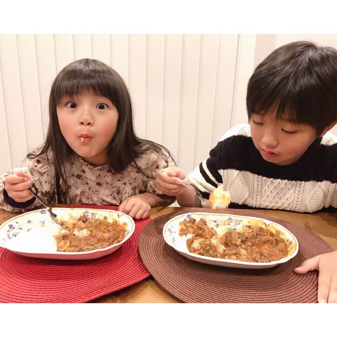 ♡KAO♡さんのインスタグラム写真 - (♡KAO♡Instagram)「： 【カゴメ様＆日本洋食協会様の「ニッポンの洋食を食べよう！」プロジェクトに参加中】 ： ： さぁ問題でーすᐠ ♥︎ ᐟ この材料で何が出来るでしょうか？！ 分かるかなぁ？？ : : なんと～っ！！ 「専用のルウを買わなくても、ケチャップとウスターソースがあれば簡単にハヤシライスができる」 という、洋食店シェフの裏ワザを教えてもらったので ------------------------------------- 「カゴメトマトケチャップ」　 カゴメ「醸熟ソース ウスター」 ------------------------------------- いつでも冷蔵庫にあるこの2つの調味料使って 「ハヤシライス」を作ってみたよ¨̮♡ : : 子どもたちも大絶賛٩(๑′∀ ‵๑)۶•*¨*•.¸¸♪ 専用ルウを使わず、こんなに簡単に美味しく ハヤシライスになる事にビックリ.｡.:*♡ 牛肉、玉ねぎ、キノコ類さえあれば、 ルウが無くてもパパっと子どもが大好きな ハヤシライスが作れちゃう！最高✨✨ 休みの日のお昼にも楽チンでいいね！ 日中忙しくて夕飯の下ごしらえ出来てない日の 子どものお腹すいた！にすぐ対応出来るのも👍✨ : : 賞味期限がせまった調味料消費にもなるね👏 是非ルウを使わないハヤシライス！ 作ってみてね♡♡ ▽詳しいレシピはカゴメHP参照▽ https://www.kagome.co.jp/products/recipe/M14155/ : : #ニッポンの洋食を食べよう　#PR　#カゴメ #カゴメトマトケチャップ #カゴメ醸熟ソース #洋食　 #ハヤシライス　#ルウ不要　#デミグラスソース缶不要 #親バカ #ig_oyabakabu #親バカ部 #兄妹ママ #兄妹 #息子 #9歳 #男の子 #娘 #6歳 #女の子 #インスタキッズ #ig_kids #ママカメラ」2月19日 18時05分 - o0.don_tama.0o
