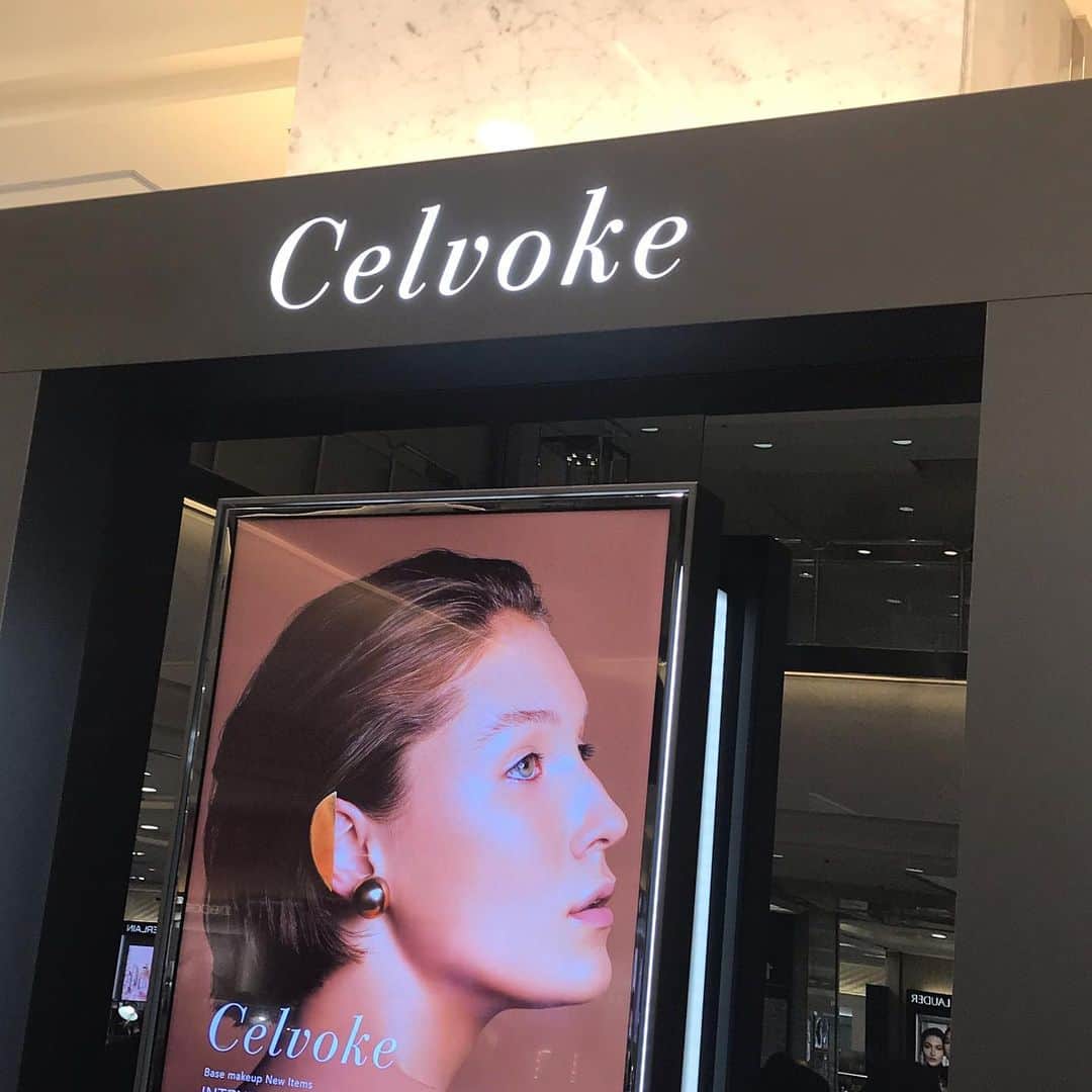 中道あすかさんのインスタグラム写真 - (中道あすかInstagram)「1時間待ち(😱‼️)で買えた、 #celvoke の#コスメ 戦利品🛍❤️ 👉スワイプ @celvoke.jp . . いつも、『celvoke』は、 都内まで行って 買ってたんだけど、 . ついに#横浜 に上陸してくれたー😭🙏❤️ . .  今日ね、 #横浜タカシマヤ に 『celvoke』が OPENしたのよぉぉーー😭🌸 . . #はまっこ の私は ひたすら嬉しい🙌❤️ . . というわけで、 お仕事前にチェックしてきたんだけど、 まさかの1時間待ち😱‼️‼️ . . どんだけみんな、 待ちわびてたのよ🤣🤣‼️‼️ ↑私もだけどw . . 横浜店OPEN限定カラーが 発売されたりしたからかもだけど、 それにしても、 人気あるな〜と改めて実感しました😌❤️✨ . . . ちなみに、私のお目当ては・・・、 #新作 の #クリーミィーリキッドファンデーション ✨ . . まだ在庫あるかしら...?とソワソワしてたけど すぐ目に飛び込んできたので、 入店10秒くらいで購入決定❤← . . .  他にも色々、 #セルヴォークコスメ 買い足せて 大大大満足😍❤️ . . . やっぱコスメ買った日は、 ほんとテンション上がる💕💕💄 ↑特に#デパコス 💕 . . . ▼本日の購入品✨ 💠クリーミィーリキッドファンデーション 100番 💠ディグニファイドリップス 28番 💠ディグニファイドリップス 13番 💠ディグニファイドリップライナーペンシル 04番 💠カムフィー スティックブラッシュ 05番 . . .  #コスメ#メイク好きさんと繋がりたい#コスメマニア#コスメ好きさんと繋がりたい#セルヴォーク#新作コスメ#ファンデ#ファンデーション#化粧品#化粧#メイク #コスメ購入品#cosmetics#makeup#ビュースタグラマー#読者モデル#インスタグラマー」2月19日 18時05分 - asuroom