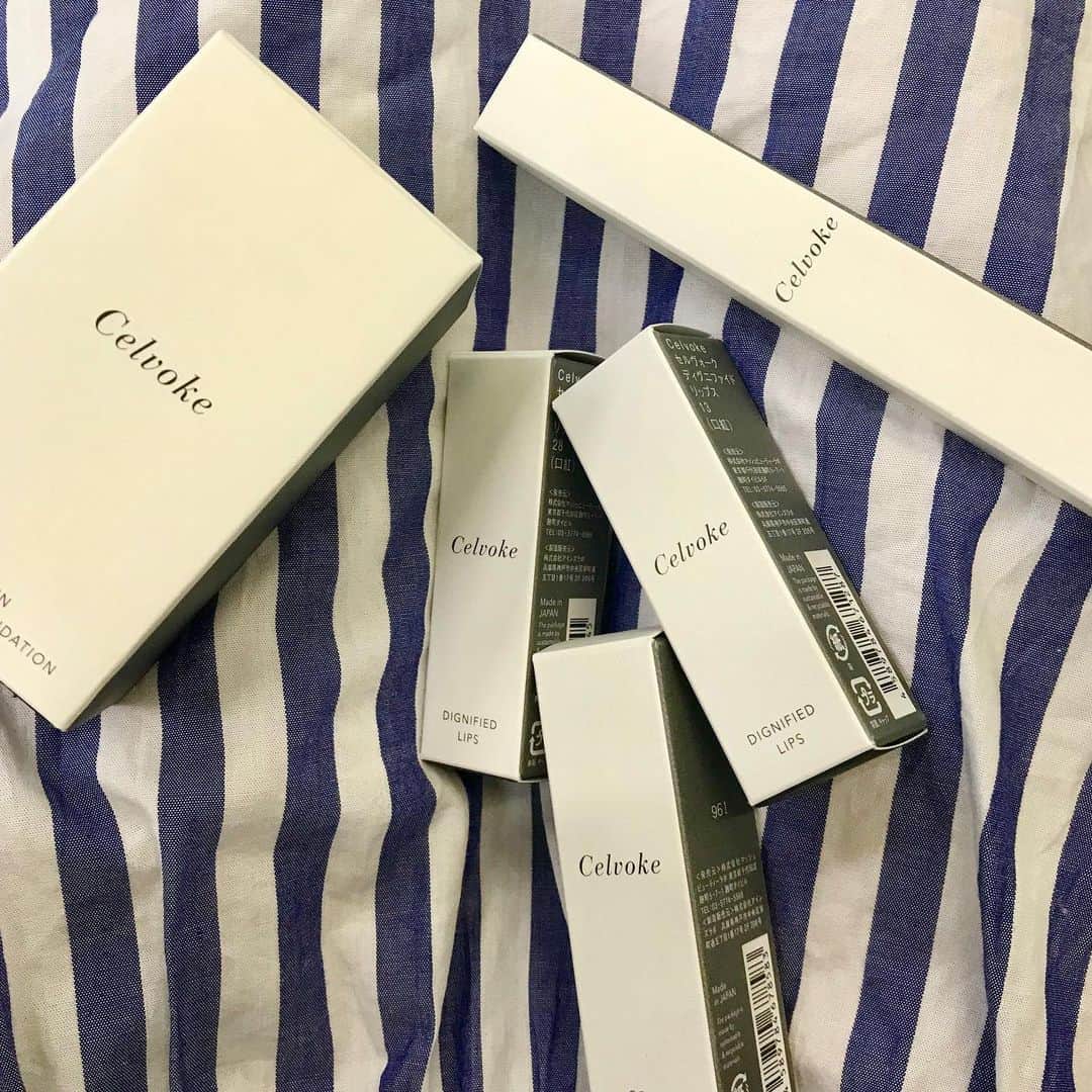 中道あすかさんのインスタグラム写真 - (中道あすかInstagram)「1時間待ち(😱‼️)で買えた、 #celvoke の#コスメ 戦利品🛍❤️ 👉スワイプ @celvoke.jp . . いつも、『celvoke』は、 都内まで行って 買ってたんだけど、 . ついに#横浜 に上陸してくれたー😭🙏❤️ . .  今日ね、 #横浜タカシマヤ に 『celvoke』が OPENしたのよぉぉーー😭🌸 . . #はまっこ の私は ひたすら嬉しい🙌❤️ . . というわけで、 お仕事前にチェックしてきたんだけど、 まさかの1時間待ち😱‼️‼️ . . どんだけみんな、 待ちわびてたのよ🤣🤣‼️‼️ ↑私もだけどw . . 横浜店OPEN限定カラーが 発売されたりしたからかもだけど、 それにしても、 人気あるな〜と改めて実感しました😌❤️✨ . . . ちなみに、私のお目当ては・・・、 #新作 の #クリーミィーリキッドファンデーション ✨ . . まだ在庫あるかしら...?とソワソワしてたけど すぐ目に飛び込んできたので、 入店10秒くらいで購入決定❤← . . .  他にも色々、 #セルヴォークコスメ 買い足せて 大大大満足😍❤️ . . . やっぱコスメ買った日は、 ほんとテンション上がる💕💕💄 ↑特に#デパコス 💕 . . . ▼本日の購入品✨ 💠クリーミィーリキッドファンデーション 100番 💠ディグニファイドリップス 28番 💠ディグニファイドリップス 13番 💠ディグニファイドリップライナーペンシル 04番 💠カムフィー スティックブラッシュ 05番 . . .  #コスメ#メイク好きさんと繋がりたい#コスメマニア#コスメ好きさんと繋がりたい#セルヴォーク#新作コスメ#ファンデ#ファンデーション#化粧品#化粧#メイク #コスメ購入品#cosmetics#makeup#ビュースタグラマー#読者モデル#インスタグラマー」2月19日 18時05分 - asuroom