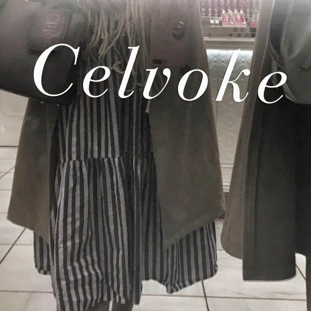中道あすかさんのインスタグラム写真 - (中道あすかInstagram)「1時間待ち(😱‼️)で買えた、 #celvoke の#コスメ 戦利品🛍❤️ 👉スワイプ @celvoke.jp . . いつも、『celvoke』は、 都内まで行って 買ってたんだけど、 . ついに#横浜 に上陸してくれたー😭🙏❤️ . .  今日ね、 #横浜タカシマヤ に 『celvoke』が OPENしたのよぉぉーー😭🌸 . . #はまっこ の私は ひたすら嬉しい🙌❤️ . . というわけで、 お仕事前にチェックしてきたんだけど、 まさかの1時間待ち😱‼️‼️ . . どんだけみんな、 待ちわびてたのよ🤣🤣‼️‼️ ↑私もだけどw . . 横浜店OPEN限定カラーが 発売されたりしたからかもだけど、 それにしても、 人気あるな〜と改めて実感しました😌❤️✨ . . . ちなみに、私のお目当ては・・・、 #新作 の #クリーミィーリキッドファンデーション ✨ . . まだ在庫あるかしら...?とソワソワしてたけど すぐ目に飛び込んできたので、 入店10秒くらいで購入決定❤← . . .  他にも色々、 #セルヴォークコスメ 買い足せて 大大大満足😍❤️ . . . やっぱコスメ買った日は、 ほんとテンション上がる💕💕💄 ↑特に#デパコス 💕 . . . ▼本日の購入品✨ 💠クリーミィーリキッドファンデーション 100番 💠ディグニファイドリップス 28番 💠ディグニファイドリップス 13番 💠ディグニファイドリップライナーペンシル 04番 💠カムフィー スティックブラッシュ 05番 . . .  #コスメ#メイク好きさんと繋がりたい#コスメマニア#コスメ好きさんと繋がりたい#セルヴォーク#新作コスメ#ファンデ#ファンデーション#化粧品#化粧#メイク #コスメ購入品#cosmetics#makeup#ビュースタグラマー#読者モデル#インスタグラマー」2月19日 18時05分 - asuroom