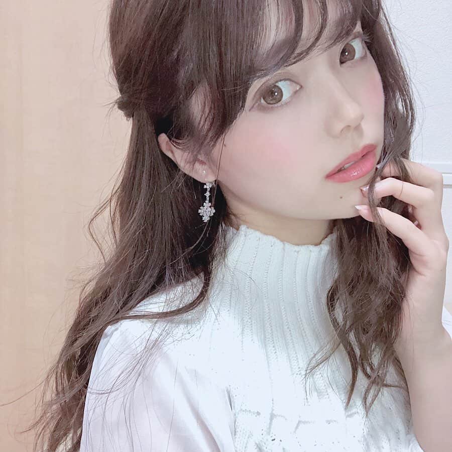 のインスタグラム：「お知らせ‧✧̣̥̇‧﻿ ﻿ この度、私が可愛いと思ったアクセサリーのセレクトショップが出来ました♥﻿ ﻿ URLはプロフィールに貼りました(*´`)♡﻿ ﻿ 私はイヤリングなのですが、﻿ 元はピアスのものも多く﻿ ピアスは全てイヤリングに変更出来ます🥰﻿ ﻿ イヤリングにする場合はサイトのイヤリングコンバーターから好きなコンバーターを選んでください🥰﻿ イヤリングにしてから発送します❤﻿ ﻿ イヤリングにするコンバーターごとに﻿装着イメージの写真も載せていますので良かったら参考にしてみてください♥﻿ ﻿ 私が1番気に入っているのは﻿ くまさんのピアス、イヤリングで﻿ 頭から下がゆらゆら動くのー🥺❤﻿ ﻿ ﻿ 可愛すぎるんですけど！！！！！❤﻿ 愛用してるよ😆❤﻿ ﻿ プレゼントにも絶対かわいいからぜひHPみてみてね❤  #イヤリング #雪のイヤリング #セレクトショップ #アクセサリー #アクセサリーセレクトショップ #ピアス #コンバーター #かわいい #アクセ #くまのイヤリング #くまのピアス #雪の結晶アクセサリー #もふもふアクセサリー #猫のアクセサリー #花びらアクセサリー #華奢アクセサリー #華奢イヤリン#華奢ピアス #かわいいアクセサリー #ハーフアップ #プチプラ通販 #通販サイト #アクセサリー通販」