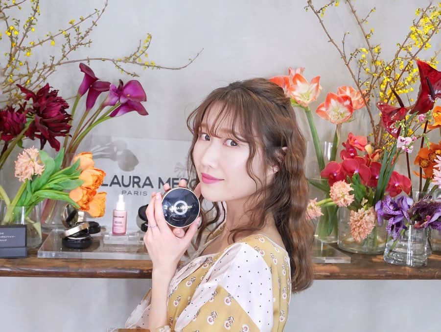 浦野一美さんのインスタグラム写真 - (浦野一美Instagram)「. ATELIER MERCIER 2020 SPRING  supported by CYAN @cyanmagazine .  LAURA MERCIER @lauramercier @journaldelm . ローラメルシエから、3/4に発売されるクッションファンデーションと、1/29にリニューアル発売されたプライマーのお披露目会に伺いました♫  昨日のインスタライブでご覧頂きました、 このクッションファンデの良さは一言で言うならば、 “加工なしクッション”✨ 私の驚きは、お写真の肌加工をしなくても(する前提で話してる笑) 撮って出しできる程自信のあるお肌を作り上げてくれるハイパフォーマンスクッションファンデだと感じました❣️ . お値段も優しいし🥺💓 . . トレンド感があるセミマットな肌質に導いてくれるのは勿論ですが、素肌感とカバー力のいいとこ取りを叶えてくれると思います。  是非タッチアップを❣️. .  #lauramercier #ローラメルシエ #フローレスルミエールラディアンスパーフェクティングクッション #ピュアキャンバスプライマー #makeup #cosmetics #beauty #クッションファンデ #cushionfoundation #foundation #美容 #basemakeup #クッションファンデーション #ファンデーション #コスメ #ビューティー  #party#tokyo#japan#beauty」2月19日 18時08分 - cindy.cinderella