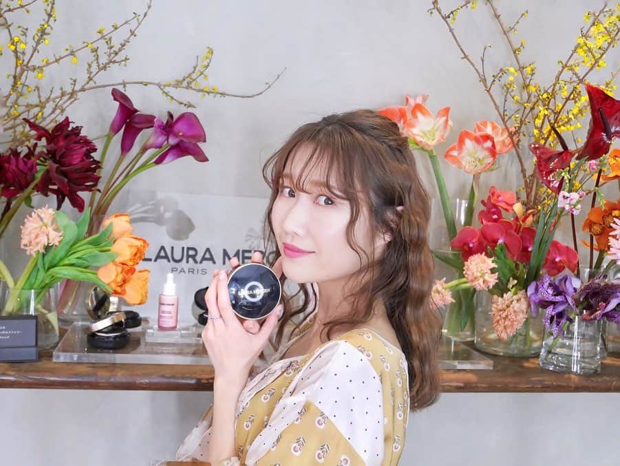 のインスタグラム：「. ATELIER MERCIER 2020 SPRING  supported by CYAN @cyanmagazine .  LAURA MERCIER @lauramercier @journaldelm . ローラメルシエから、3/4に発売されるクッションファンデーションと、1/29にリニューアル発売されたプライマーのお披露目会に伺いました♫  昨日のインスタライブでご覧頂きました、 このクッションファンデの良さは一言で言うならば、 “加工なしクッション”✨ 私の驚きは、お写真の肌加工をしなくても(する前提で話してる笑) 撮って出しできる程自信のあるお肌を作り上げてくれるハイパフォーマンスクッションファンデだと感じました❣️ . お値段も優しいし🥺💓 . . トレンド感があるセミマットな肌質に導いてくれるのは勿論ですが、素肌感とカバー力のいいとこ取りを叶えてくれると思います。  是非タッチアップを❣️. .  #lauramercier #ローラメルシエ #フローレスルミエールラディアンスパーフェクティングクッション #ピュアキャンバスプライマー #makeup #cosmetics #beauty #クッションファンデ #cushionfoundation #foundation #美容 #basemakeup #クッションファンデーション #ファンデーション #コスメ #ビューティー  #party#tokyo#japan#beauty」