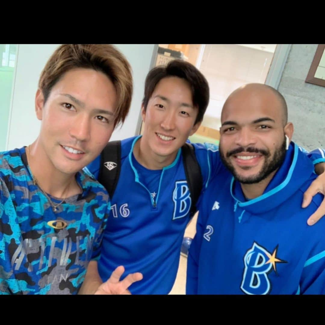 古村徹のインスタグラム：「☆ ☆ ☆ エスキーとぬっきーで3ショット笑 ☆ ☆ アクティブームの着心地最&高 新しいTシャツもかっこいい ☆ #アクティブーム #アクティブームジャパン  #activem #着心地最高 #おしゃれ #エスコバー #エスキー #大貫晋一 #ぬっきー」