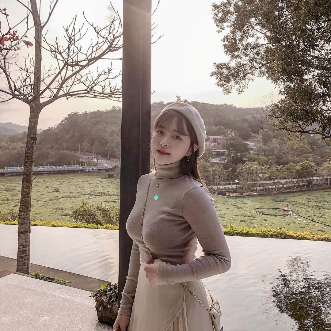 柯柯YELIZのインスタグラム：「最近 突然又好想把頭髮剪短喔😂 真的好討厭洗頭ಠ_ಠ」