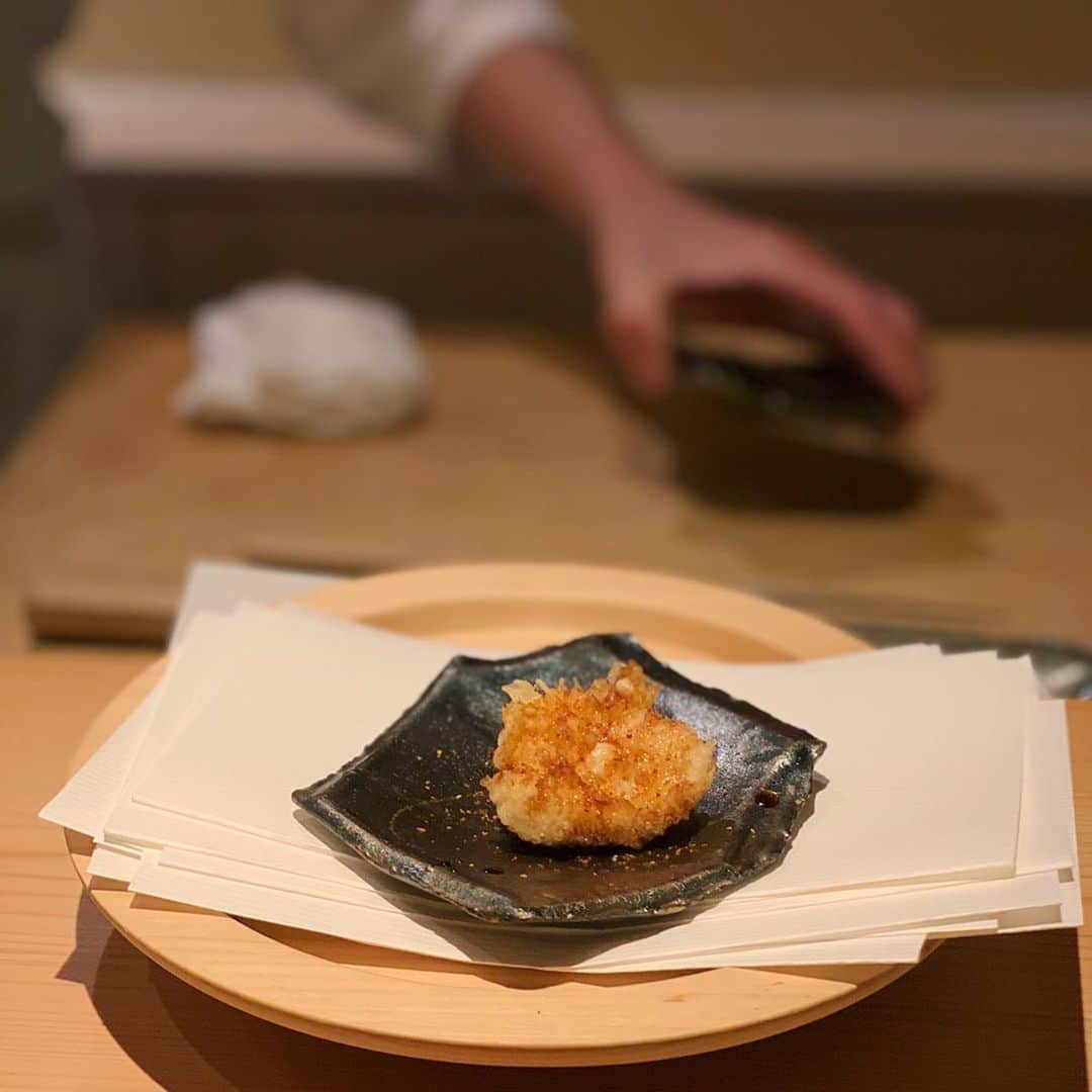 karen okajimaさんのインスタグラム写真 - (karen okajimaInstagram)「ㅤㅤㅤ  ㅤㅤㅤ ミシュラン天ぷらの沼田さんへ☺️✨ もう、全部びっくりするくらい美味しくて幸せでした🤤  ㅤㅤㅤ  今まで食べた天ぷらの中でダントツ1番‼️🥺🙏 ㅤㅤㅤ  ユリ根を初めて生のまま食べたんやけど めちゃくちゃ甘くてびっくり😳 名前忘れちゃったけどなかなか 貴重なユリ根みたいです😌✨ ㅤㅤㅤ  アナゴや白子も美味しすぎて しかもその食材1つ1つに1番合う こだわりの味付けにしていて 何品も食べてるのにずっと飽きない❤️ ㅤㅤㅤ  〆は卵かけご飯にしました！ 卵も揚げてるんやけどこれがまた とろんとろんで美味しすぎて、、🤤 は〜また近々行きたいなぁ🤤💓 ㅤㅤㅤ  ㅤㅤㅤ #天ぷら沼田 #沼田 #天ぷら #天満天ぷら #ミシュラン天ぷら #グルメ岡島 #岡島かれん #大阪グルメ #大阪ミシュラン #ミシュラン #KUSUDA2017 #KUSUDA #白ワイン」2月19日 18時11分 - karenokajima0318