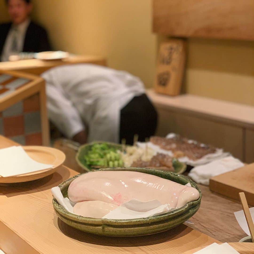 karen okajimaさんのインスタグラム写真 - (karen okajimaInstagram)「ㅤㅤㅤ  ㅤㅤㅤ ミシュラン天ぷらの沼田さんへ☺️✨ もう、全部びっくりするくらい美味しくて幸せでした🤤  ㅤㅤㅤ  今まで食べた天ぷらの中でダントツ1番‼️🥺🙏 ㅤㅤㅤ  ユリ根を初めて生のまま食べたんやけど めちゃくちゃ甘くてびっくり😳 名前忘れちゃったけどなかなか 貴重なユリ根みたいです😌✨ ㅤㅤㅤ  アナゴや白子も美味しすぎて しかもその食材1つ1つに1番合う こだわりの味付けにしていて 何品も食べてるのにずっと飽きない❤️ ㅤㅤㅤ  〆は卵かけご飯にしました！ 卵も揚げてるんやけどこれがまた とろんとろんで美味しすぎて、、🤤 は〜また近々行きたいなぁ🤤💓 ㅤㅤㅤ  ㅤㅤㅤ #天ぷら沼田 #沼田 #天ぷら #天満天ぷら #ミシュラン天ぷら #グルメ岡島 #岡島かれん #大阪グルメ #大阪ミシュラン #ミシュラン #KUSUDA2017 #KUSUDA #白ワイン」2月19日 18時11分 - karenokajima0318