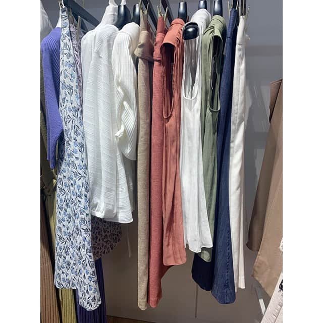 CanCamさんのインスタグラム写真 - (CanCamInstagram)「【展示会速報👀🌈】﻿ ﻿ The Virgnia（ザ ヴァージニア）の春夏の展示会へ行ってきました❤️👗🌻﻿ ﻿ ﻿ "エフォートレスで開放的なサマースタイル"﻿ がテーマなだけあり、楽ちんなのにおしゃれ＆かわいく決まるアイテムばかり🙈💓﻿ ﻿ ﻿ ブランドカラーのラベンダーアイテムもたくさんありました😳💓﻿ トレンドのくすみカラーも多く、かわいい〜！！と目移り👀﻿ 展示会に行ったメンバーで盛り上がりました🤩﻿ 着心地もいい上に、女性らしさのあるカジュアルスタイルだなんて、旅行にも良さそう！✈︎🤔💓﻿ ﻿ GWの予定を立てつつ、ファッションも春夏に向けてこんなの着たいな〜と、そろそろ計画し始めましょ😘❤️💭﻿ ﻿ ﻿ #thevirgnia #ザヴァージニア ﻿ #展示会 #展示会巡り #cancam」2月19日 18時11分 - cancam_official