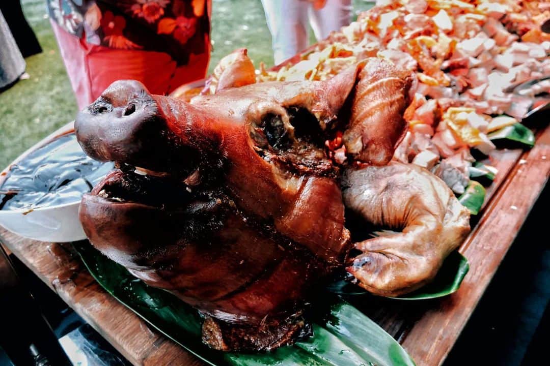 芳美リンさんのインスタグラム写真 - (芳美リンInstagram)「豚の丸焼きだ〜〜🐷🐷﻿ ﻿ ﻿ ﻿ カ・ヴァア：ルアウ・アット・アウラニ✨﻿ ﻿ ナイトエンターテイメントショーを楽しみながらの、ビュッフェディナー☺﻿ ﻿ ディズニーらしい夢のショーを見ながら、ハイクオリティのハワイ料理を堪能しました✨﻿ ﻿ これぞまさに非日常👏﻿ ﻿ 一枚目:phot by @izumanix　♥ Tkank you✨ ﻿ ﻿ ﻿ #アウラニディズニー#sponsored ﻿﻿ #コオリナ#アロハストリート﻿﻿ #ハワイ#AulaniResort#Aulani﻿﻿ #hawai#リゾート#リゾートホテル#海好きな人と繋がりたい#ボディーボード#マリンスポーツ#海好きな人と繋がりたい﻿ #旅したくなるフォト #travelstagram  #lynn_trip #旅 #travelme #travel #trip #traveler #トラベラー ﻿﻿ #旅好きな人と繋がりたい﻿﻿ #travelholics#旅スタグラム#海外旅行﻿﻿ #ナイトショー#エンターテイメント﻿ #ビュッフェ﻿」2月19日 18時12分 - lynn.lynn5