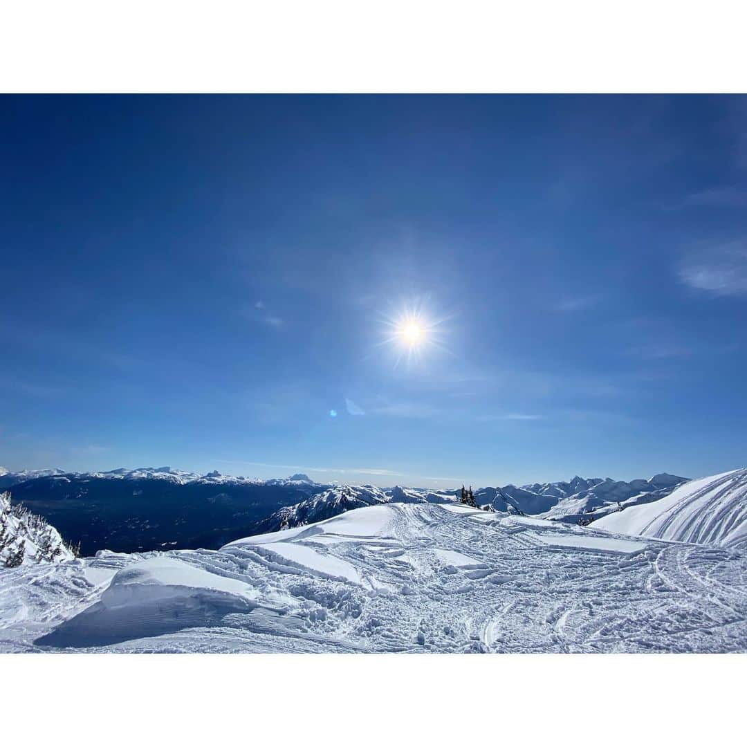 黒澤まさ美さんのインスタグラム写真 - (黒澤まさ美Instagram)「. 【SWIPE→4】 南国しか興味がないのでは？と思われがちなので冬の#カナダ に来ております🇨🇦 . #canada  #squamish  #whistler  #snow #snowmobiles  #wintersport  #travel  #travelphotography  #luxurytravel  #ウィスラー #スコーミッシュ  #カナダ旅行  #タビジョ #スノーモービル  #ウィンタースポーツ #ウィスラ」2月19日 18時12分 - masami_kurosawa