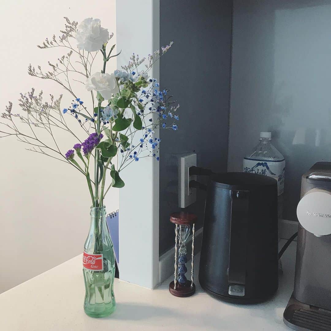 秋元才加さんのインスタグラム写真 - (秋元才加Instagram)「花瓶欲しくて色々探してたんだけど、なかなかいい花瓶が見つからなくて、家にあったコーラの瓶に挿してみたらいい感じになりました笑 お花は先日の撮影でクランクアップした時に戴いた物。　 ザクッと挿した割にはバランス良くできた気がします🤔 キッチン周りがあっという間に華やかになりました☺️💓💓💓 生活感ある写真でごめんなさいね😂」2月19日 18時13分 - areasayaka