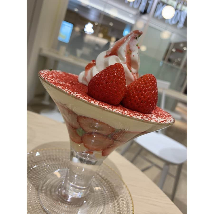 加藤里奈（カトリーナ）さんのインスタグラム写真 - (加藤里奈（カトリーナ）Instagram)「🍓🍓🍓 『Pop'n Fruit Cafe』 * 「いちごとピスタチオのパフェ」を 食べました！！！ 季節限定のパフェです🤤🤤 最高に美味しかったー😭🍓 * * 📍大阪市北区小松原町梅田地下街ホワイティうめだイーストモール ⏰10:00〜22:00(O.L.21:30) ☎️06-6312-8200 * * * #大阪グルメ #大阪 #大阪観光 #大阪旅行 #梅田カフェ #osaka #osakajapan #osakafood #osakatravel #osakatrip #梅田 #うめだ #期間限定パフェ #いちごパフェ #苺スイーツ #大阪カフェ #大阪カフェ巡り #カフェ #カフェ巡り #カフェ好きな人と繋がりたい #カフェスタグラム #カフェ好き #カフェめぐり #紅茶 #たまごサンド #カフェ部 #日帰り旅行 #苺パフェ #popnfruitcafe #期間限定スイーツ」2月19日 18時15分 - rinakatoktriiina