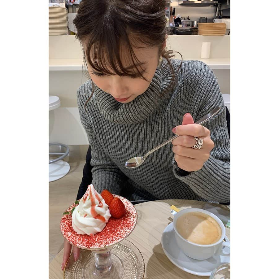 加藤里奈（カトリーナ）さんのインスタグラム写真 - (加藤里奈（カトリーナ）Instagram)「🍓🍓🍓 『Pop'n Fruit Cafe』 * 「いちごとピスタチオのパフェ」を 食べました！！！ 季節限定のパフェです🤤🤤 最高に美味しかったー😭🍓 * * 📍大阪市北区小松原町梅田地下街ホワイティうめだイーストモール ⏰10:00〜22:00(O.L.21:30) ☎️06-6312-8200 * * * #大阪グルメ #大阪 #大阪観光 #大阪旅行 #梅田カフェ #osaka #osakajapan #osakafood #osakatravel #osakatrip #梅田 #うめだ #期間限定パフェ #いちごパフェ #苺スイーツ #大阪カフェ #大阪カフェ巡り #カフェ #カフェ巡り #カフェ好きな人と繋がりたい #カフェスタグラム #カフェ好き #カフェめぐり #紅茶 #たまごサンド #カフェ部 #日帰り旅行 #苺パフェ #popnfruitcafe #期間限定スイーツ」2月19日 18時15分 - rinakatoktriiina