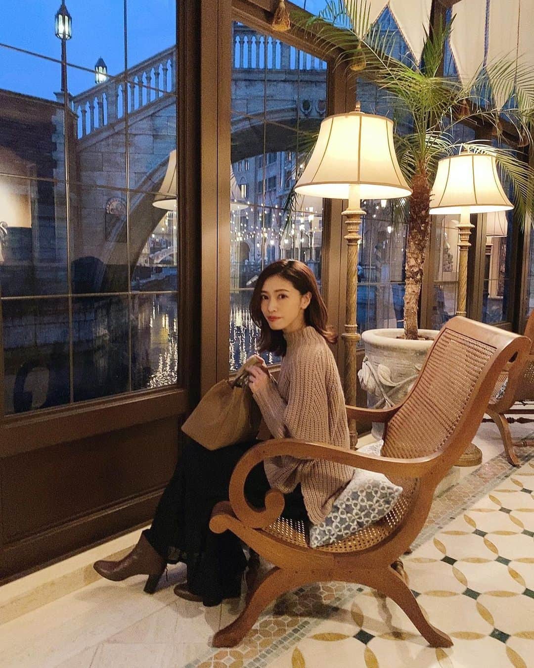 石黒美帆のインスタグラム：「*﻿ 振り返りポストでごめんなさいー🙏﻿ 似たようなコーデ投稿が続きそうなので😅﻿ ﻿ ﻿ 先日のミラコスタ投稿に、今でも連日ディズニーファンの方々がいいね押して下さってて嬉しいです🥺ディズニーアカウント楽しく見させてもらっています❤️﻿ ﻿ ﻿ これはテルメヴェネツィアの入口なのですが、橋の向こうはディズニーシーのゴンドラ乗り場🚣‍♀️でもちょうど見えないようになっていました✨さすが！﻿ ﻿ 3枚目はお部屋での朝食です🥣﻿ ﻿ ﻿ #disneyresort#miracosta#disneysea#tds#ディズニーリゾート#ミラコスタ#テラスルームピアッツァビュー#ミラコスタテラスルーム#ディズニーシー#ディズニー部#テルメヴェネツィア﻿ ﻿」
