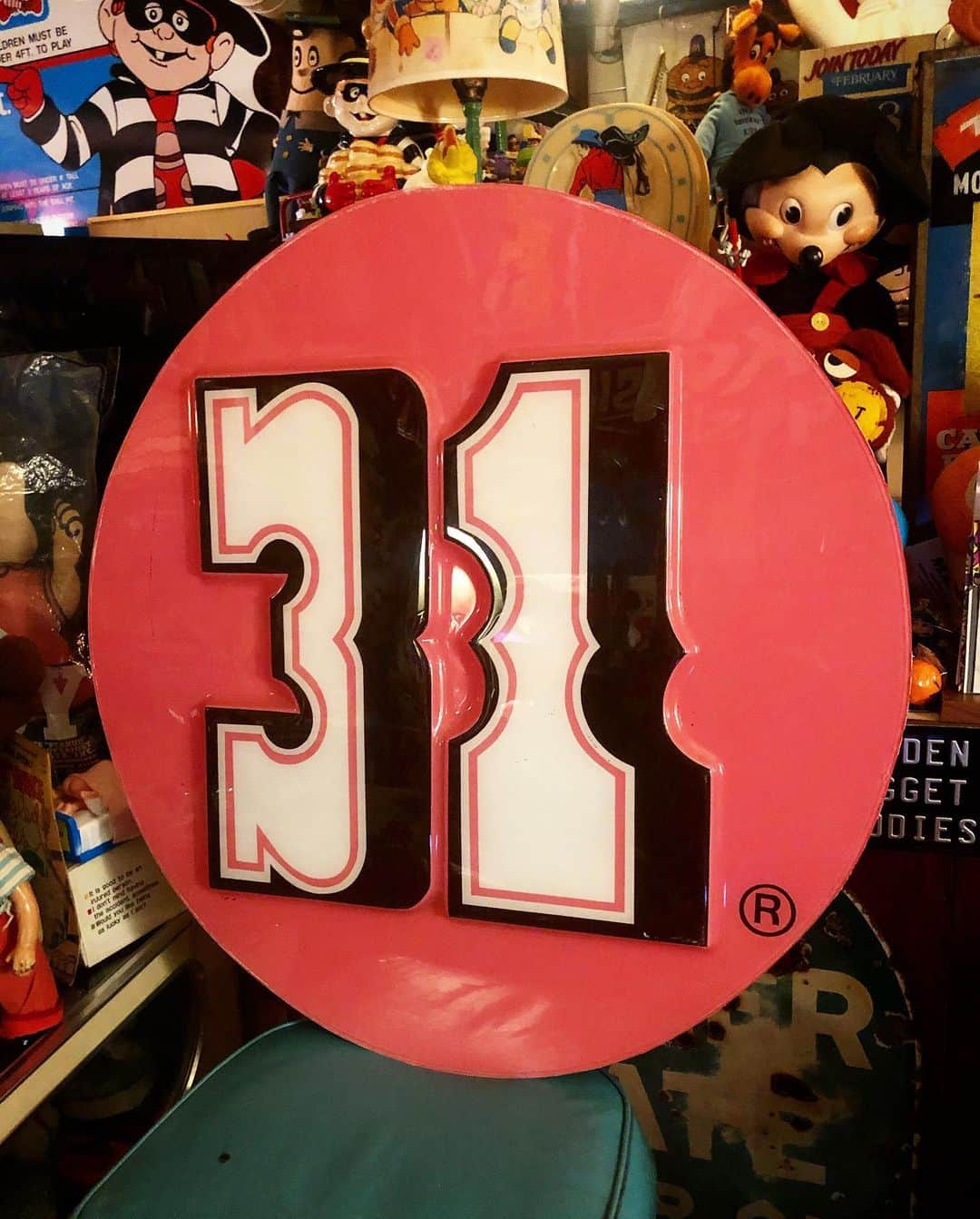 大川知英のインスタグラム：「70's Baskin-Robbins 31 Ice Cream  Store Display Sign🚬UPI❗️🤡 31種類のアイスクリームがあるから 1か月毎日違うアイスが楽しめる🧘🏼‍♂️ ガキの頃から食べて来たアイスサイン🇺🇸 ピンクが映えてtakatsubaseでice party🍨 #baskinrobbins #31icecream #sign #storedisplay #70s#ピンク最高 #冷凍庫ないからpartyはNG#ガキ達の好物 #amecajiboys #takatsubase #アメトイ部キャプテン」