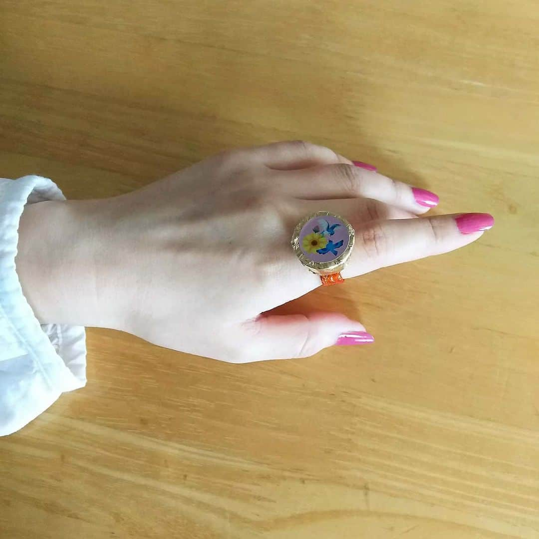 sweet_strawberryさんのインスタグラム写真 - (sweet_strawberryInstagram)「🍫可愛らしいチョコを宝石に見立てて💍 💍輪っかに乗せただけ😊 #よく見ると #チョコの包み紙 #アンティーク #アンニュイ #指輪#リング#チョコ#包み紙#工作#手作りおもちゃ#てづくり#ハンドメイドアクセサリー #アンティーク風#アンティークジュエリー#手元くら部#セルフネイル#ピンクネイル」2月19日 18時21分 - sweet_strawberry