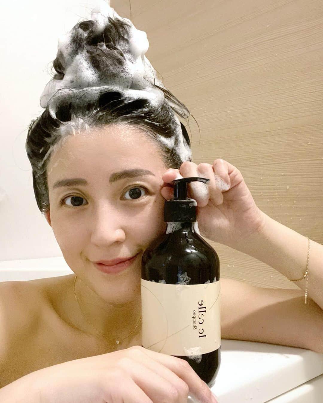 来栖あつこさんのインスタグラム写真 - (来栖あつこInstagram)「「Totte-oki Salon」から我が家に素敵なお届け物が♡﻿ ﻿ 段ボール開ける前から可愛いメッセージにキュンときたのですが、開けてびっくり！﻿ えー？！﻿ 名前入ってる😳﻿ 「Atsuko」って入っとる☺️！﻿ ﻿ ﻿ 見た目にもオシャなシャンコンですが、3種類のアンプルを自分でシャンプーに入れて仕上げるっていうそのシステムで更に愛着が湧きました🧴﻿ ﻿ 「この中で、気になるの3つ選んで✨」って言われていた意味が、ここで判明しました。﻿ ❶ストレスケア2﻿ ❷パーマケア5﻿ ❸カラーケア7﻿ ❹スカルプケア8﻿ ❺ボリュームアップ9﻿ ❻エイジングケア10﻿ ❼モイストアップ11﻿ 上のうちの3つがアンプルとして小瓶でやってきた！というわけ。﻿ ﻿ 私がセレクトしたのは、画像の通り「スカルプケア8」「エイジングケア10」「モイストアップ11」の3つ。﻿ ﻿ 「le celle」を使ってみた感じ、アンプルを入れたシャンプーを髪にのせてモミモミしたら、ふんわり上品な花の香りがするな〜♪って思ったの。﻿ この高貴な香りは「蓮の葉🌿」だそうで、フランスの庭園をイメージして調香師がブレンドしたものなんだそう。﻿ ﻿ 成分も﻿ ・シリコンフリー﻿ ・パラベンフリー﻿ だし、ボックスに名前も入れてもらえるから、私もお世話になっている人へのギフトに使いたいなぁって感じました。﻿ ﻿ 男子諸君。﻿ 女子が喜ぶやつだよ、コレは♡﻿ ホワイトデーのお返しでもいいね！﻿ ﻿ ﻿ thank you marina.ちゃん💌﻿ #TotteokiSalon #lecelle﻿ #shampoo #シャンプー﻿ #conditioner #コンディショナー﻿ #haircare #ヘアケア﻿ #プレゼント　#present #🎁﻿ #ククク　#kukuku ﻿ #バスタイム #やっぱりひかる私のオデコ #オデコレ ﻿ #リス顔 #猫顔 #たぬき顔 #アヒル口 ﻿ #atsukokurusu #来栖あつこ」2月19日 18時22分 - atsukokurusu