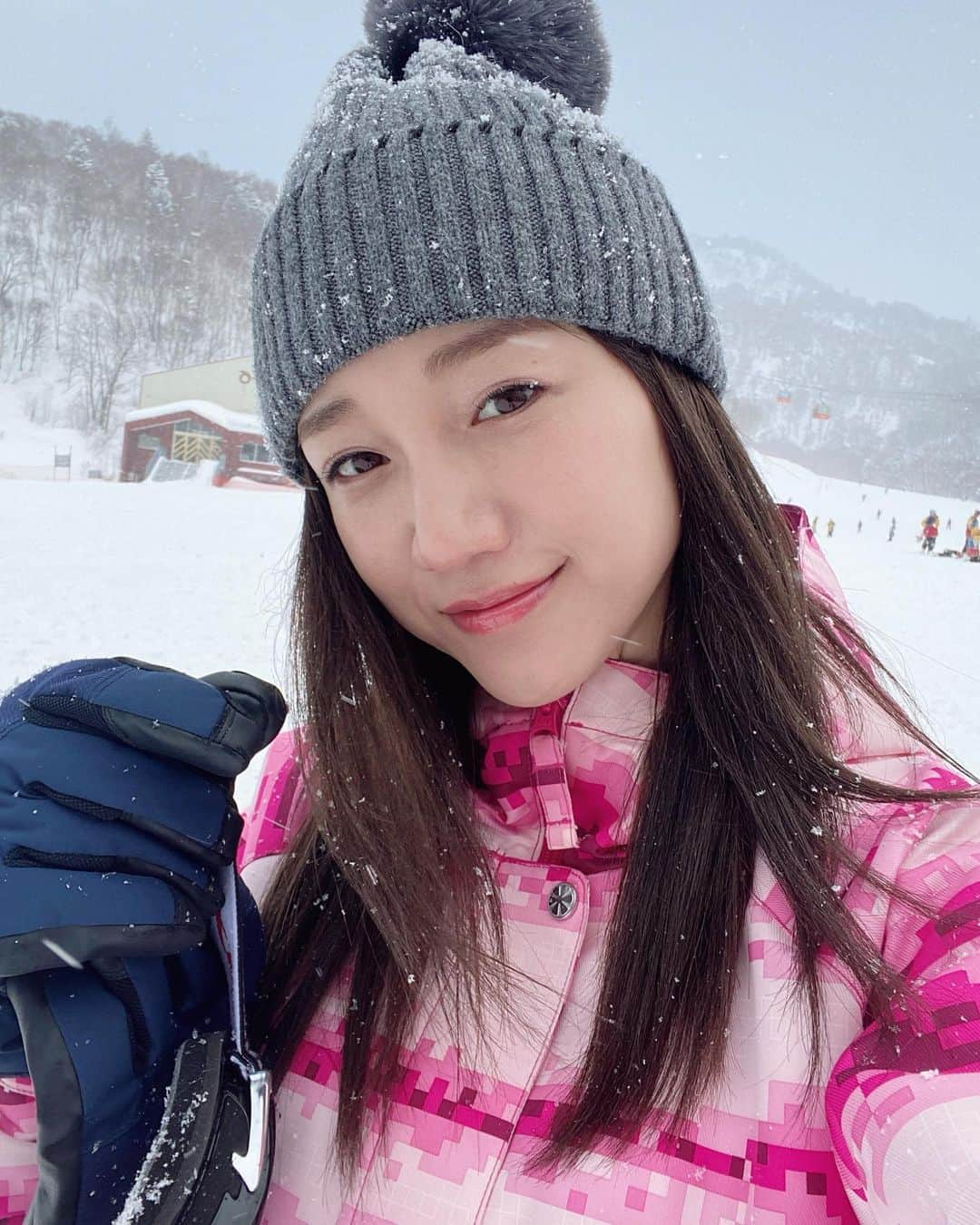 森川侑美さんのインスタグラム写真 - (森川侑美Instagram)「まつ毛に雪がのって嬉しい〜って ゲレンデ着いたすぐははしゃいでたけど、笑 山頂上がるほどに雪も激しくなってきて 雪の凄まじさを体感❄️🥶 この時はまだあんなド派手にこけると思ってないから顔も余裕🤭 スタート地点ではすでに不安顔。笑 #続く #札幌#スノボ#ゲレンデ映え#❄️」2月19日 18時22分 - yumi.morikawa322