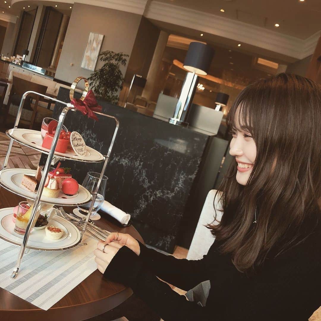 角川友紀のインスタグラム：「𓂃 誕生日が近い友達と一緒に﻿ ﻿ アフタヌーンティーっていう﻿ ﻿ THE 女子大生っぽいことしちゃいました🙊笑﻿ ﻿ 高校時代からの親友と﻿ ﻿ 美味しいスイーツを食べながら沢山お喋りして﻿ ﻿ 本当に幸せな時間を過ごせました🕰♡﻿ ﻿ ﻿ ﻿ ﻿ #グランドニッコー東京台場#アフタヌーンティー#アフタヌーンティーリビング #アフタヌーンティーティールーム#レッドアフタヌーンティー#いちごスイーツ#いちごフェア#afternoontea#🍓」