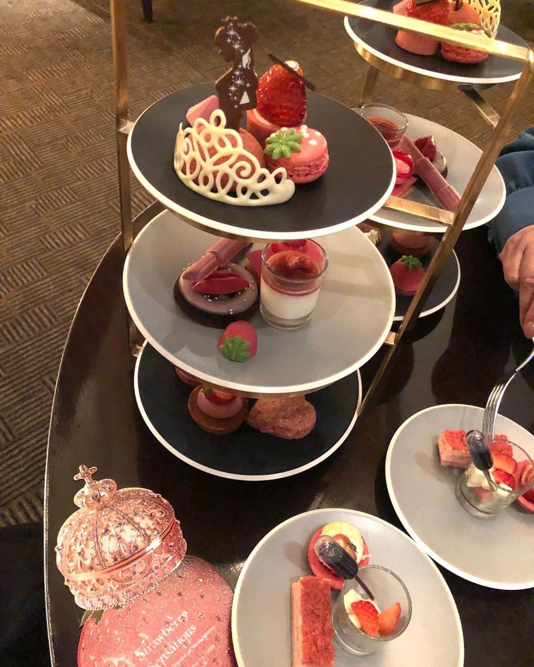 一木美里さんのインスタグラム写真 - (一木美里Instagram)「🍓🍓🍓𝒔𝒕𝒓𝒂𝒘𝒃𝒆𝒓𝒓𝒚🍓🍓🍓﻿ ﻿ 母と#ANAインターコンチネンタルホテル　の #ストロベリーアフタヌーンティー　へ☕️﻿ ﻿ スイーツ はかわいかったし﻿ ストロベリーのお茶も美味しかったなぁ✨﻿ ﻿ いちご好きにはたまらないメニュー❤️﻿ 時間がなくて猛スピードで食べたので﻿ (この写真がぶれてるのも急いでたせい笑) 期間中にもう一回ゆっくり行きたいです🥺 .﻿ .﻿ #afternoontea#strawberry#intercontinental#tokyohotel#東京#アフタヌーンティー#いちご﻿」2月19日 18時35分 - misato_ichiki