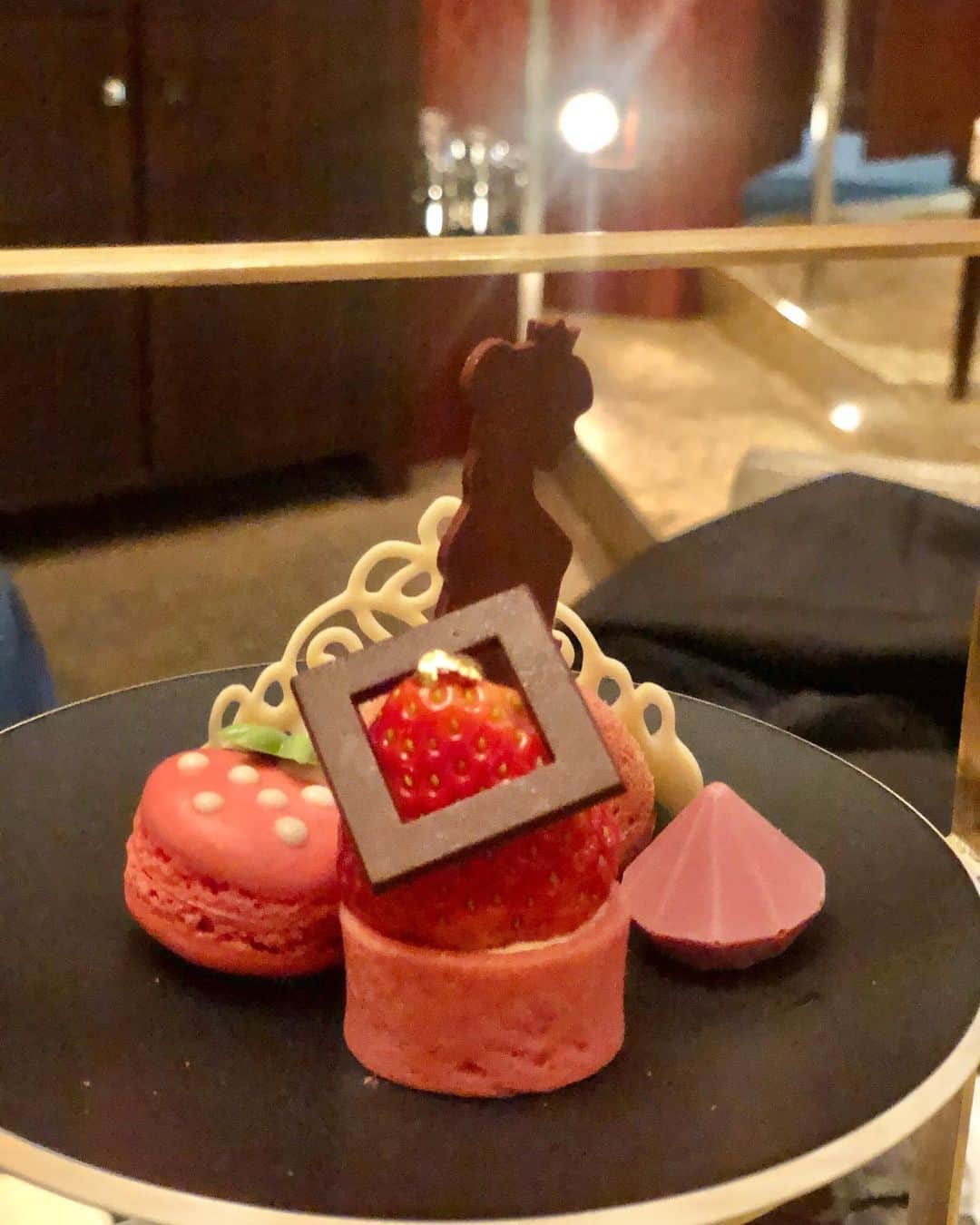 一木美里さんのインスタグラム写真 - (一木美里Instagram)「🍓🍓🍓𝒔𝒕𝒓𝒂𝒘𝒃𝒆𝒓𝒓𝒚🍓🍓🍓﻿ ﻿ 母と#ANAインターコンチネンタルホテル　の #ストロベリーアフタヌーンティー　へ☕️﻿ ﻿ スイーツ はかわいかったし﻿ ストロベリーのお茶も美味しかったなぁ✨﻿ ﻿ いちご好きにはたまらないメニュー❤️﻿ 時間がなくて猛スピードで食べたので﻿ (この写真がぶれてるのも急いでたせい笑) 期間中にもう一回ゆっくり行きたいです🥺 .﻿ .﻿ #afternoontea#strawberry#intercontinental#tokyohotel#東京#アフタヌーンティー#いちご﻿」2月19日 18時35分 - misato_ichiki