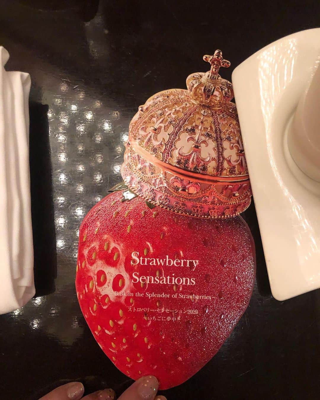 一木美里さんのインスタグラム写真 - (一木美里Instagram)「🍓🍓🍓𝒔𝒕𝒓𝒂𝒘𝒃𝒆𝒓𝒓𝒚🍓🍓🍓﻿ ﻿ 母と#ANAインターコンチネンタルホテル　の #ストロベリーアフタヌーンティー　へ☕️﻿ ﻿ スイーツ はかわいかったし﻿ ストロベリーのお茶も美味しかったなぁ✨﻿ ﻿ いちご好きにはたまらないメニュー❤️﻿ 時間がなくて猛スピードで食べたので﻿ (この写真がぶれてるのも急いでたせい笑) 期間中にもう一回ゆっくり行きたいです🥺 .﻿ .﻿ #afternoontea#strawberry#intercontinental#tokyohotel#東京#アフタヌーンティー#いちご﻿」2月19日 18時35分 - misato_ichiki